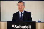 Sabadell gana un 50% más y se dispara en bolsa: "Los beneficios de 2024 deberían ser los mejores de la historia del banco"