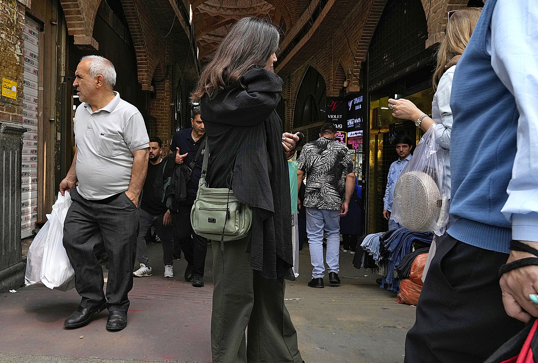 Una mujer camina sin velo en el bazar de Tehern.