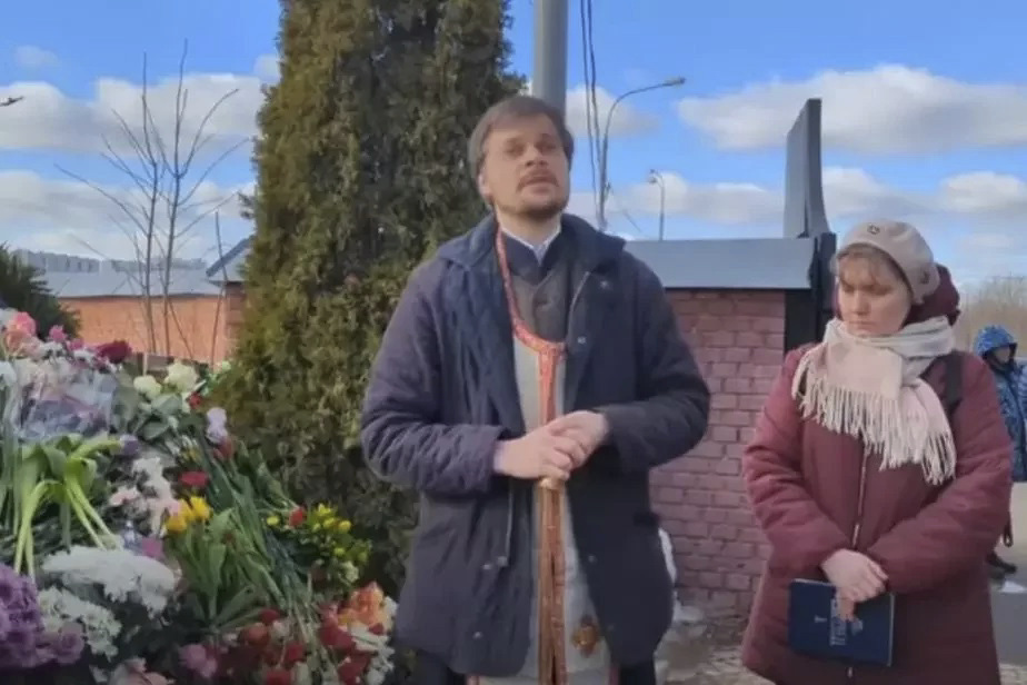 Dimitri Safronov, el sacerdote que realiz el funeral de Navalny.