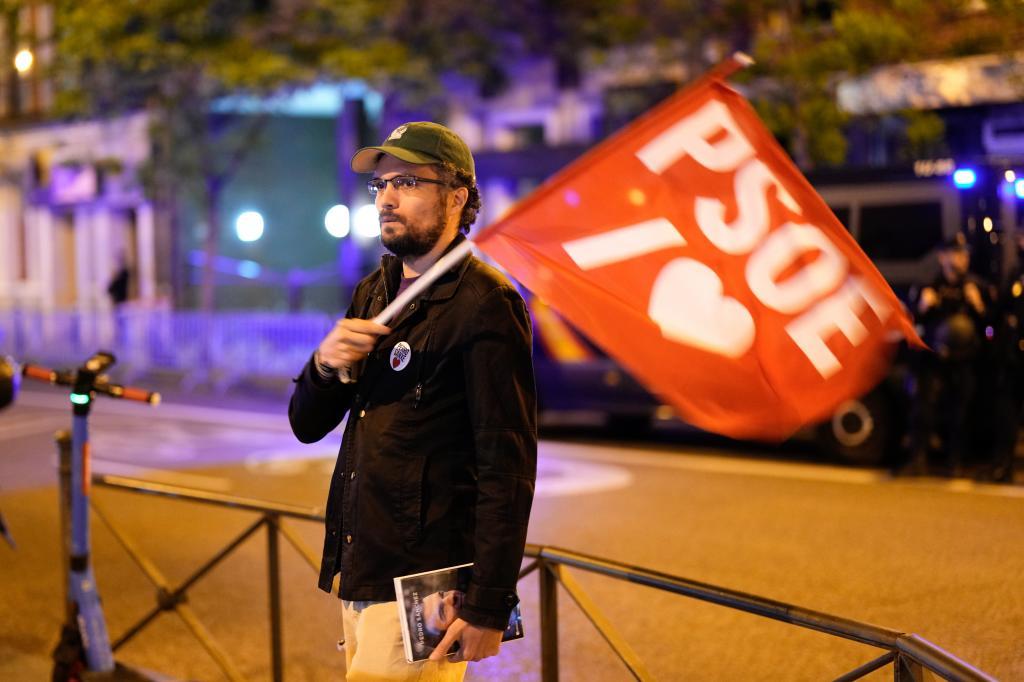 Un simpatizante del PSOE, en un manifestacin de apoyo a Snchez