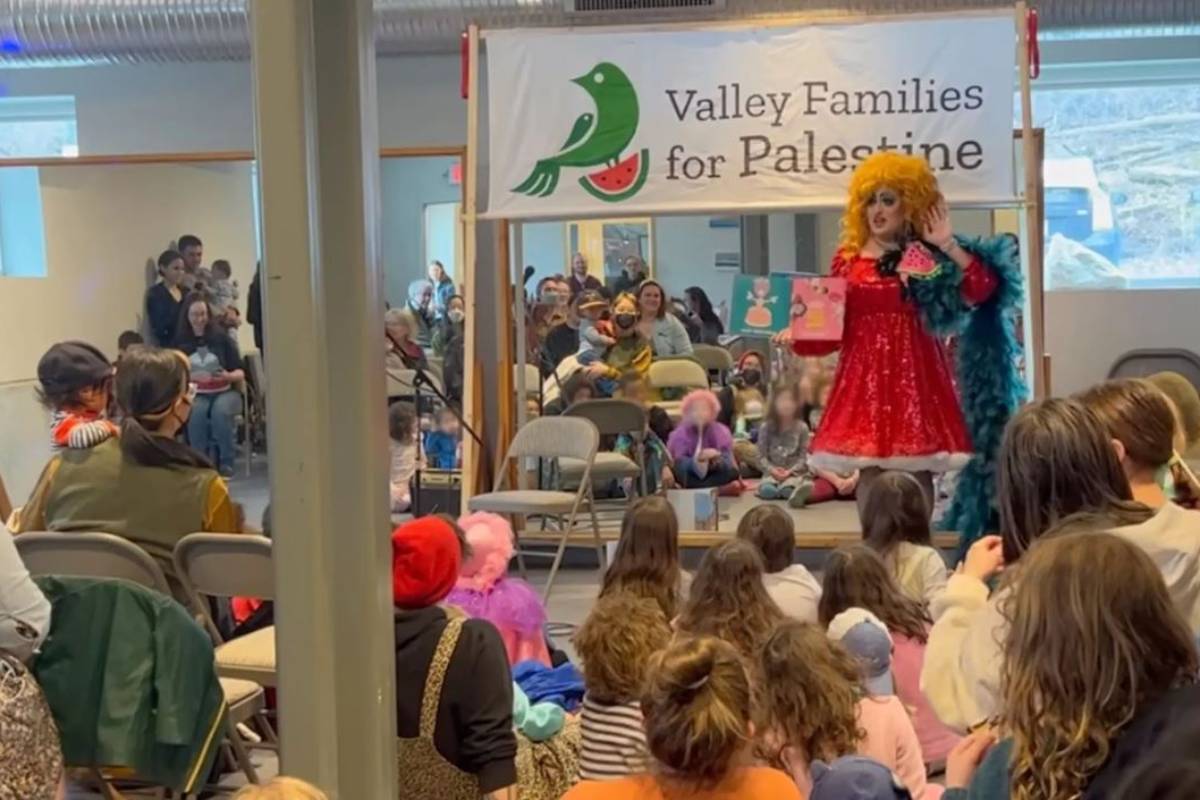 Polémica en Massachusetts por pedir una drag queen a niños pequeños que griten «Palestina libre» durante una charla