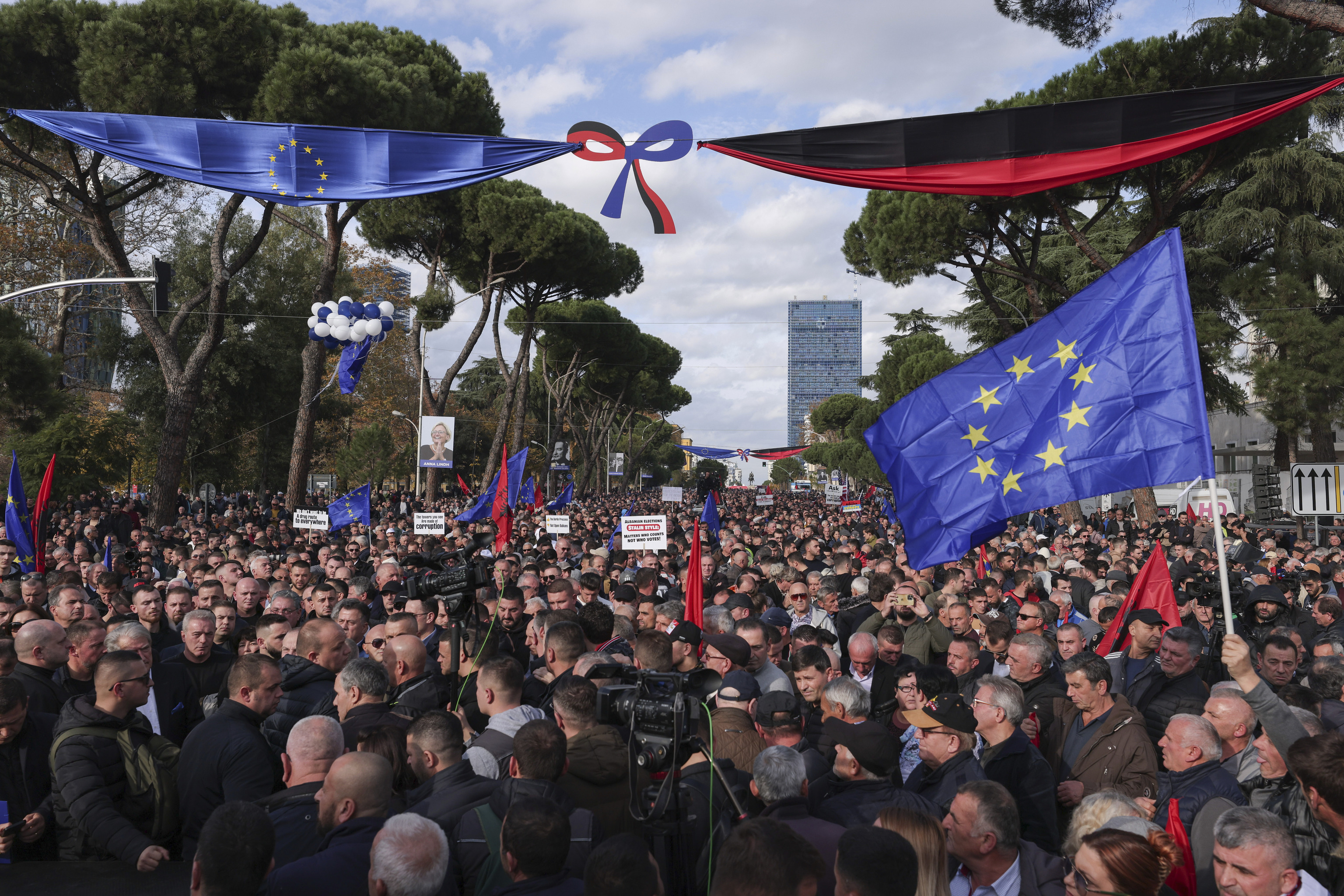 Protesta antigubernamental cerca de una cumbre europea en Tirana, Albania.