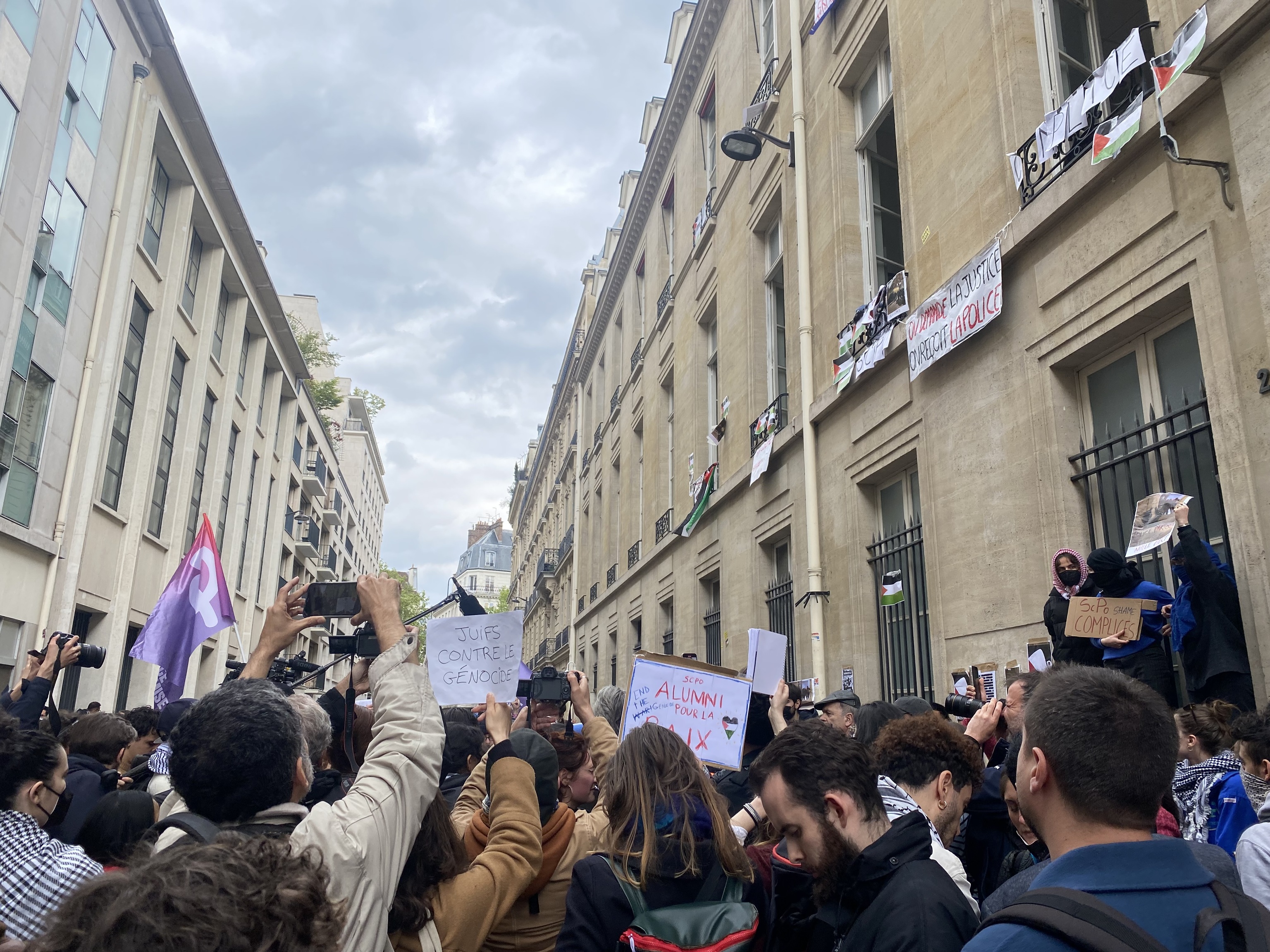 Universitarios franceses se unen a las protestas propalestinas de EUUU y ocupan la facultad de SciencePo