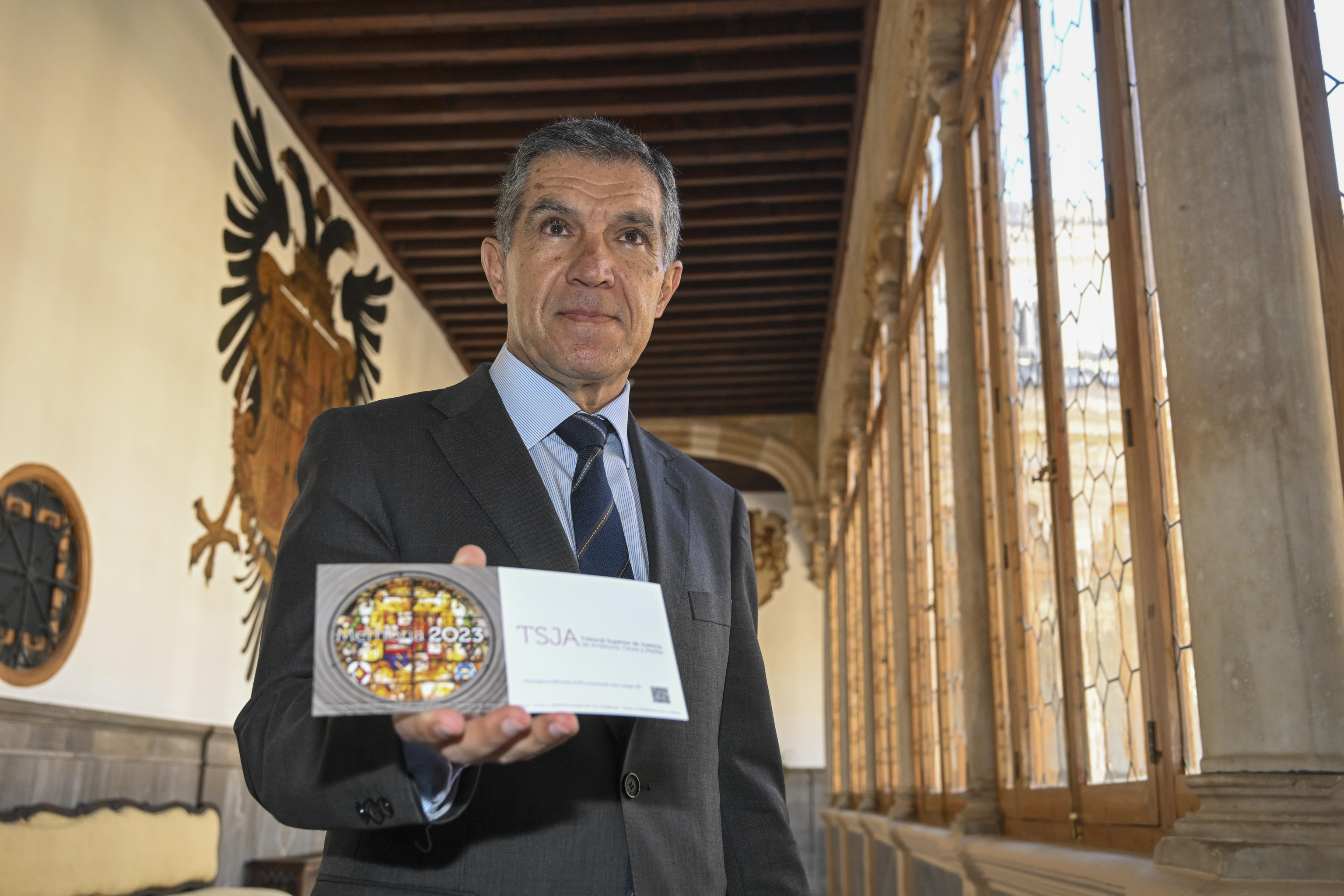 El presidente del TSJA, Lorenzo del Ro, con una copia digital de la memoria de 2023.