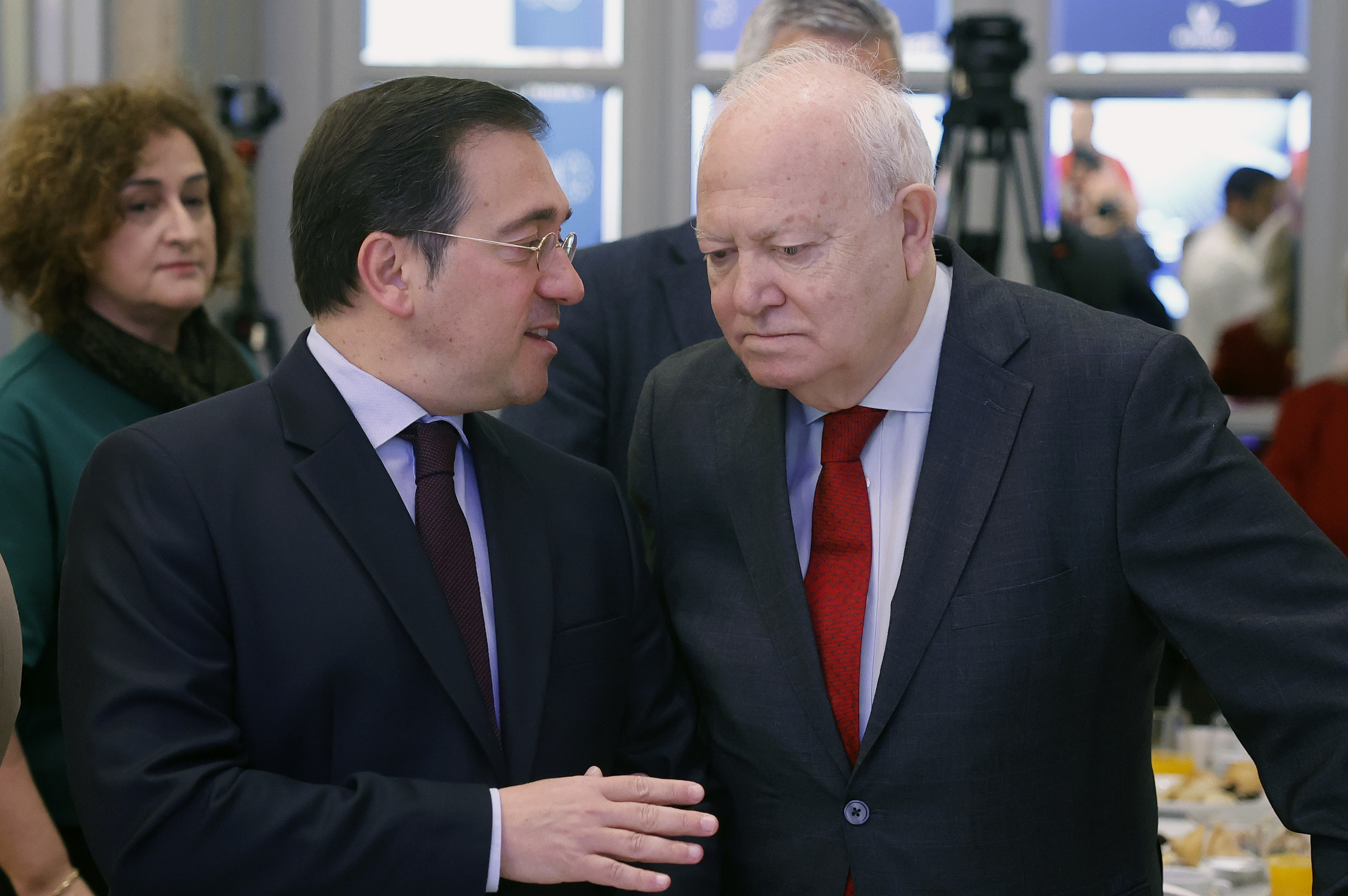 El ministro de Exteriores Jos Manuel Albares y el secretario general de la Alianza de Civilizaciones, Miguel ngel Moratinos