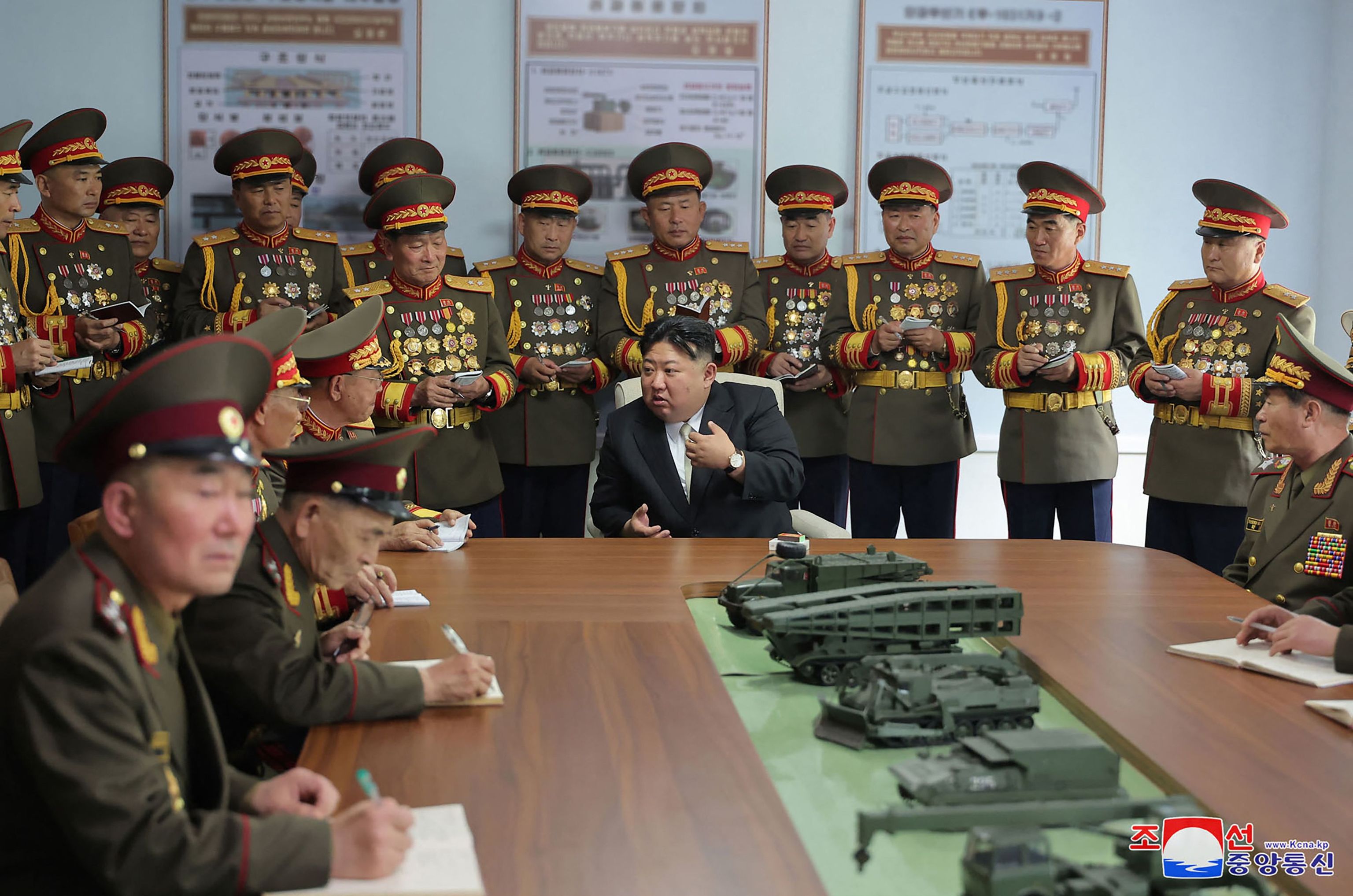 El lder norcoreano, en su visita el viernes a la Universidad Militar Kim Il Sung, en Pyongyang.