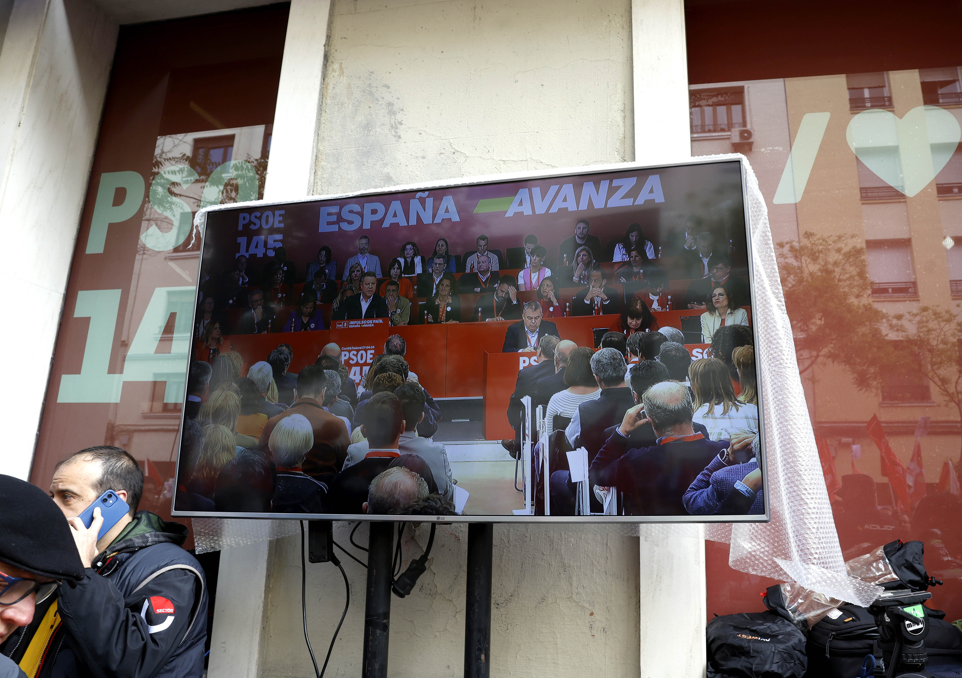 Una de las pantallas que en la calle Ferraz retransmitieron la reunin.