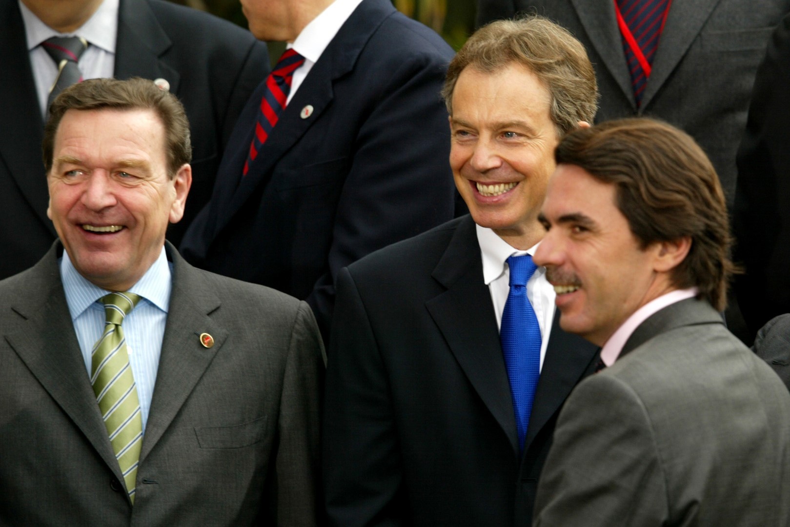 De izquierda a derecha Gerhard Schrder, Tony Blair y Jos Mara Aznar, en una de las reuniones europeas que prepar la ampliacin