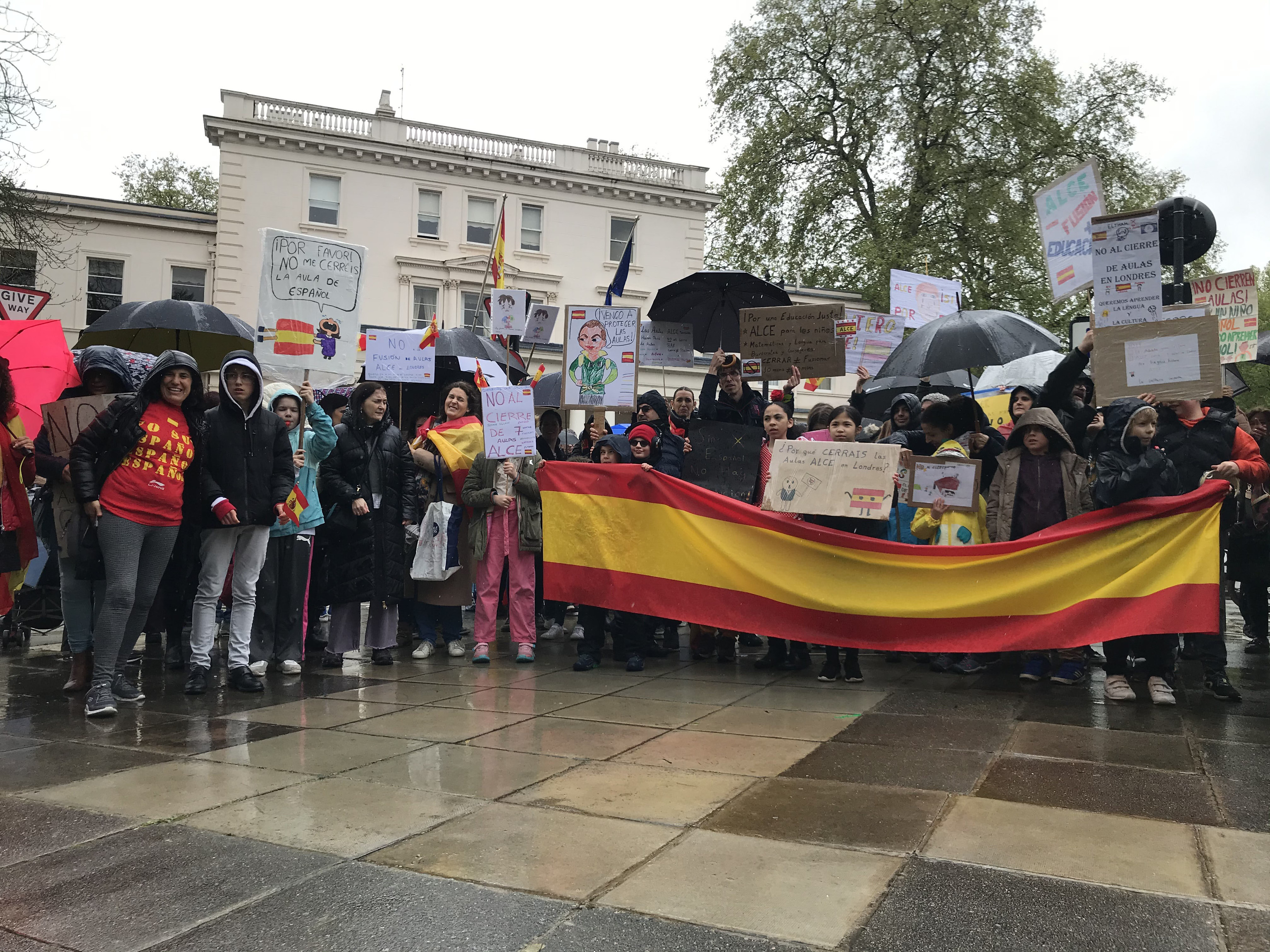 Manifestacin de familias espaolas ante la embajada de Espaa en Londres.