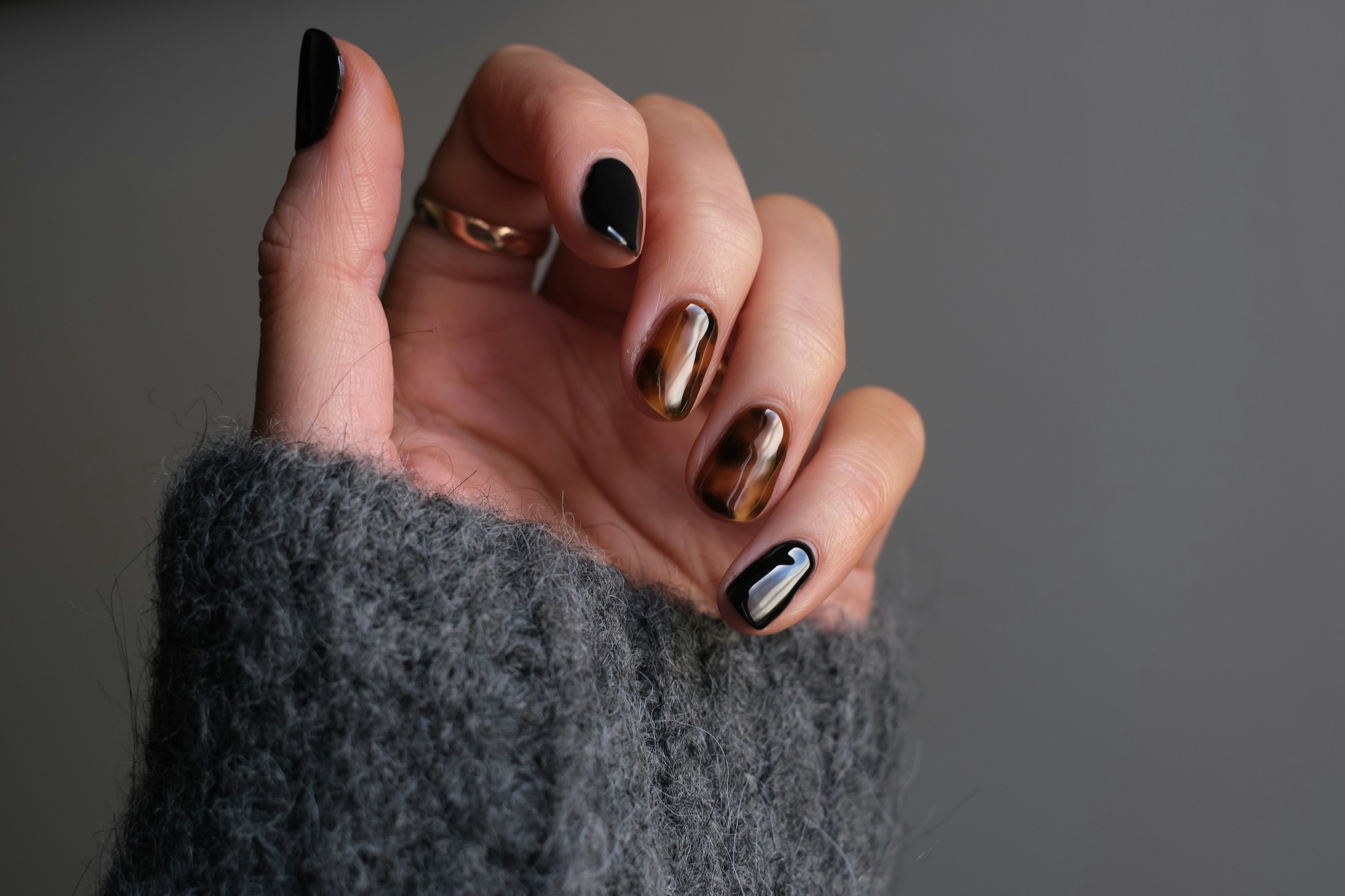 Uñas con efecto carey para el otoño 2026: 11 diseños con los que destacarás