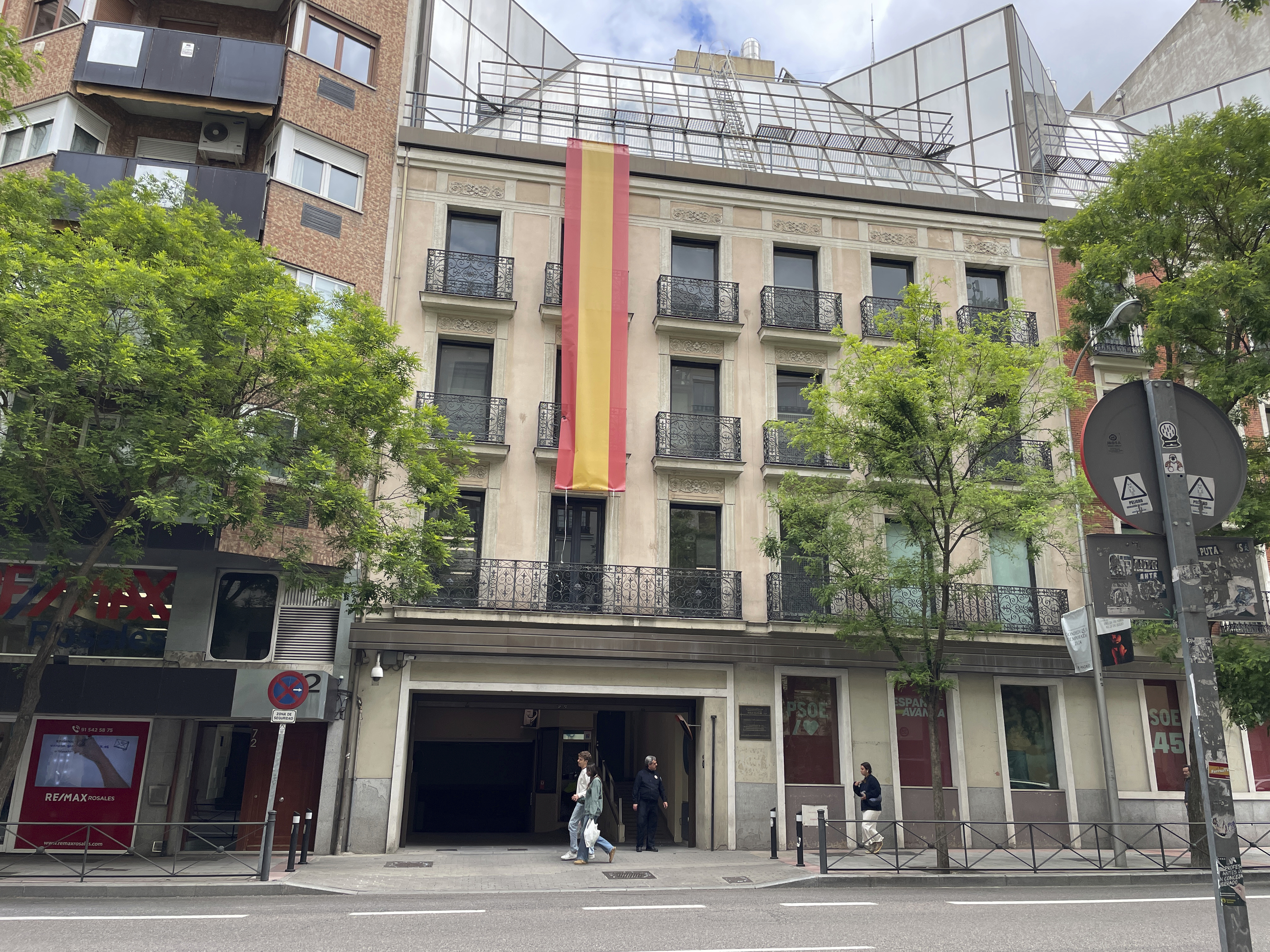 Bandera española en la sede del PSOE en Ferraz.