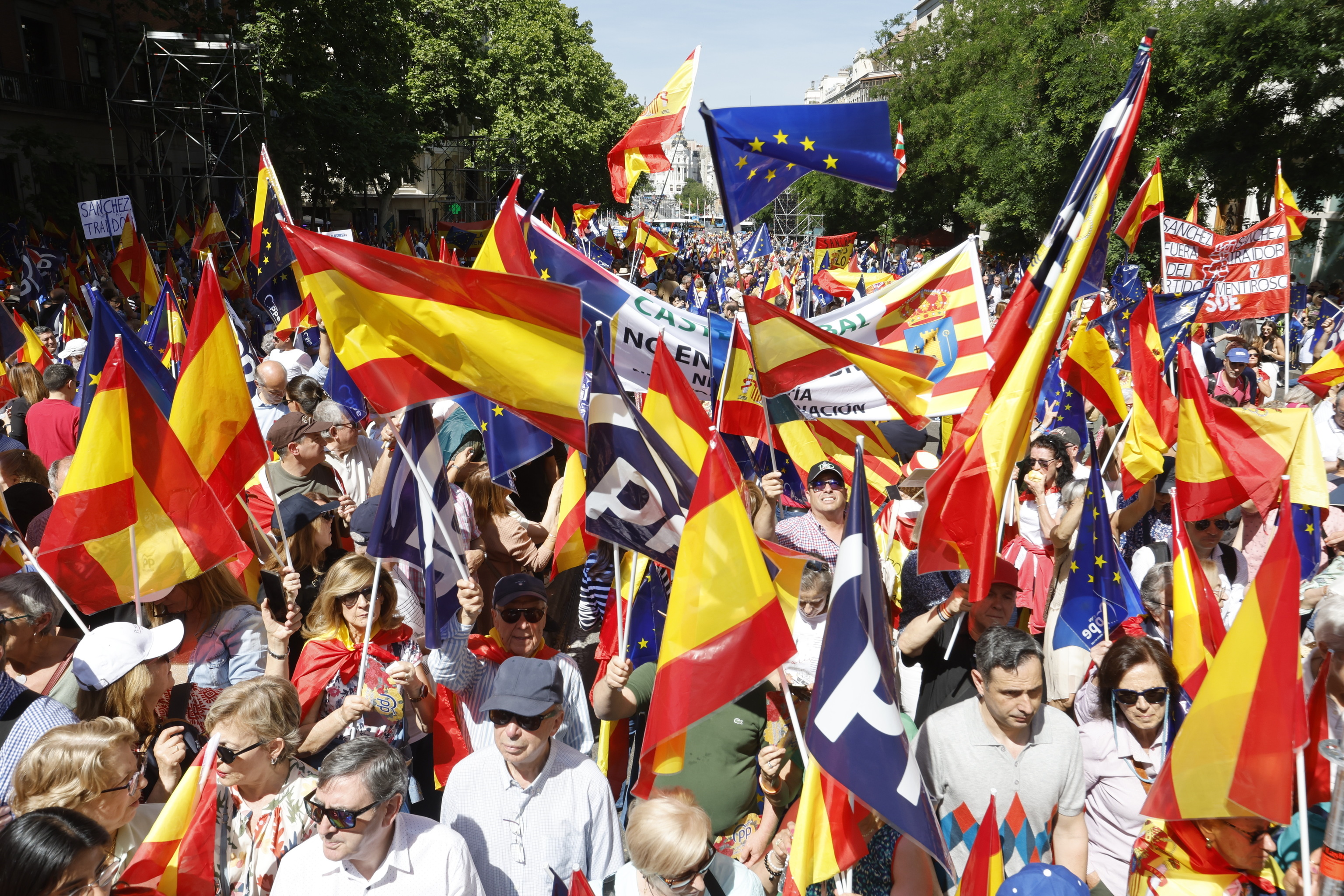 La manifestación convocada por el PP en contra de Sánchez, en imágenes