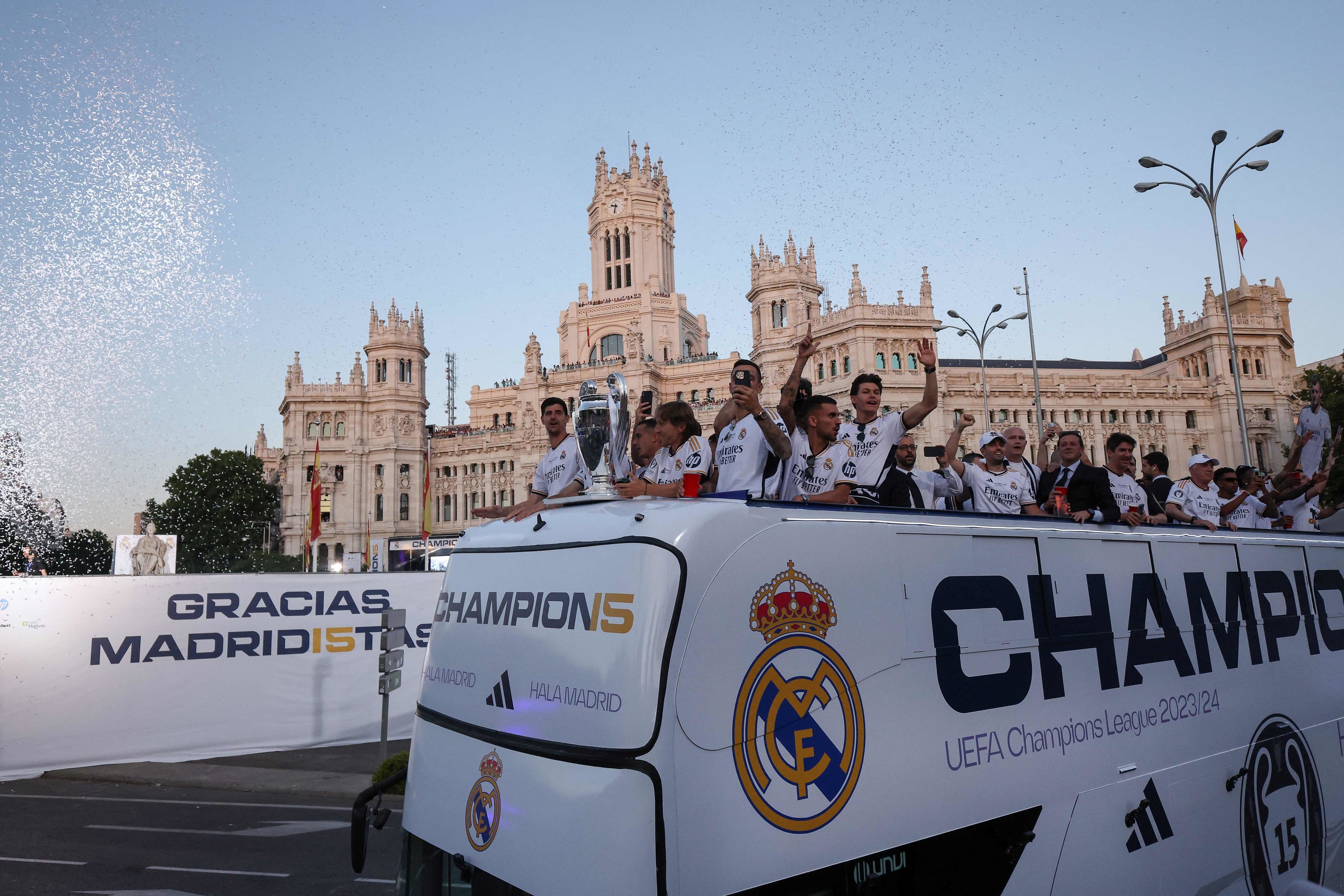 Esteban Rivas, el dueño atlético de los autobuses 'champions' del Real ...