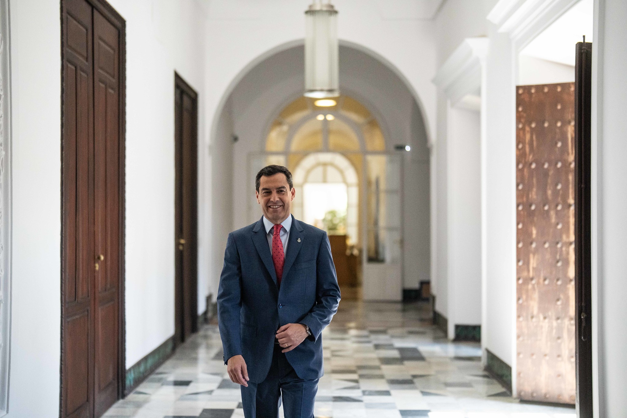 Juanma Moreno consolida su mayoría absoluta en el ecuador de la ...