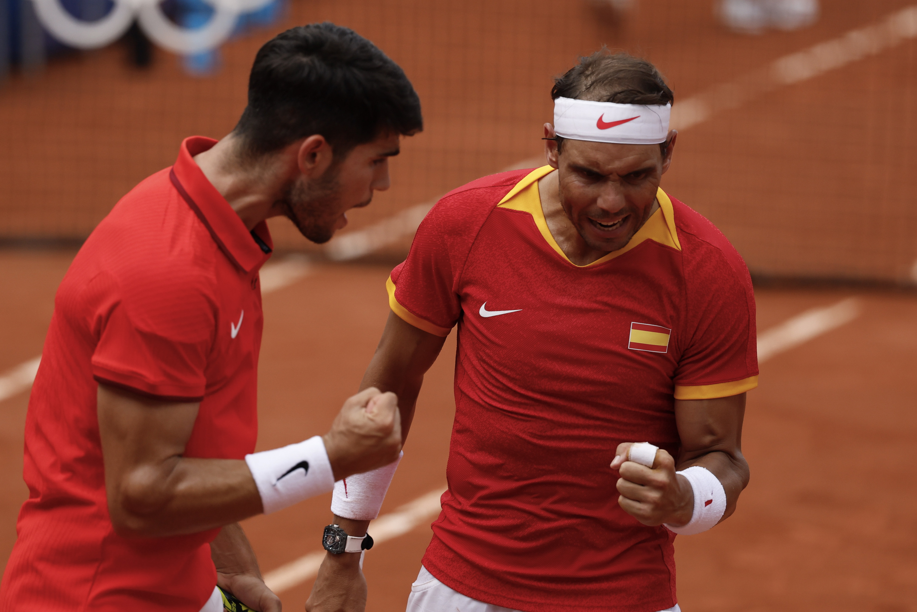 Rafa Nadal y Carlos Alcaraz celebran un punto durante su segundo ...