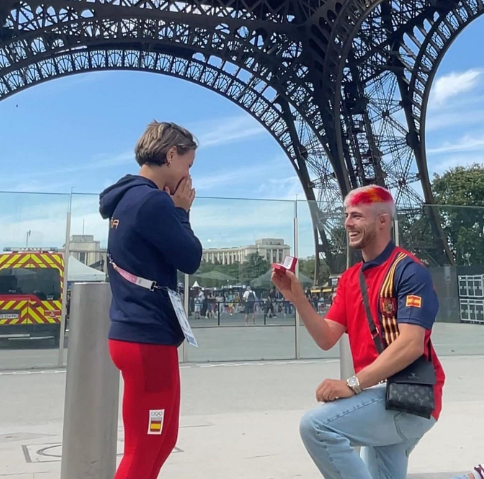 Anillo en París: Laura Martínez y Jose Antonio Aranda se dan el 'sí' en