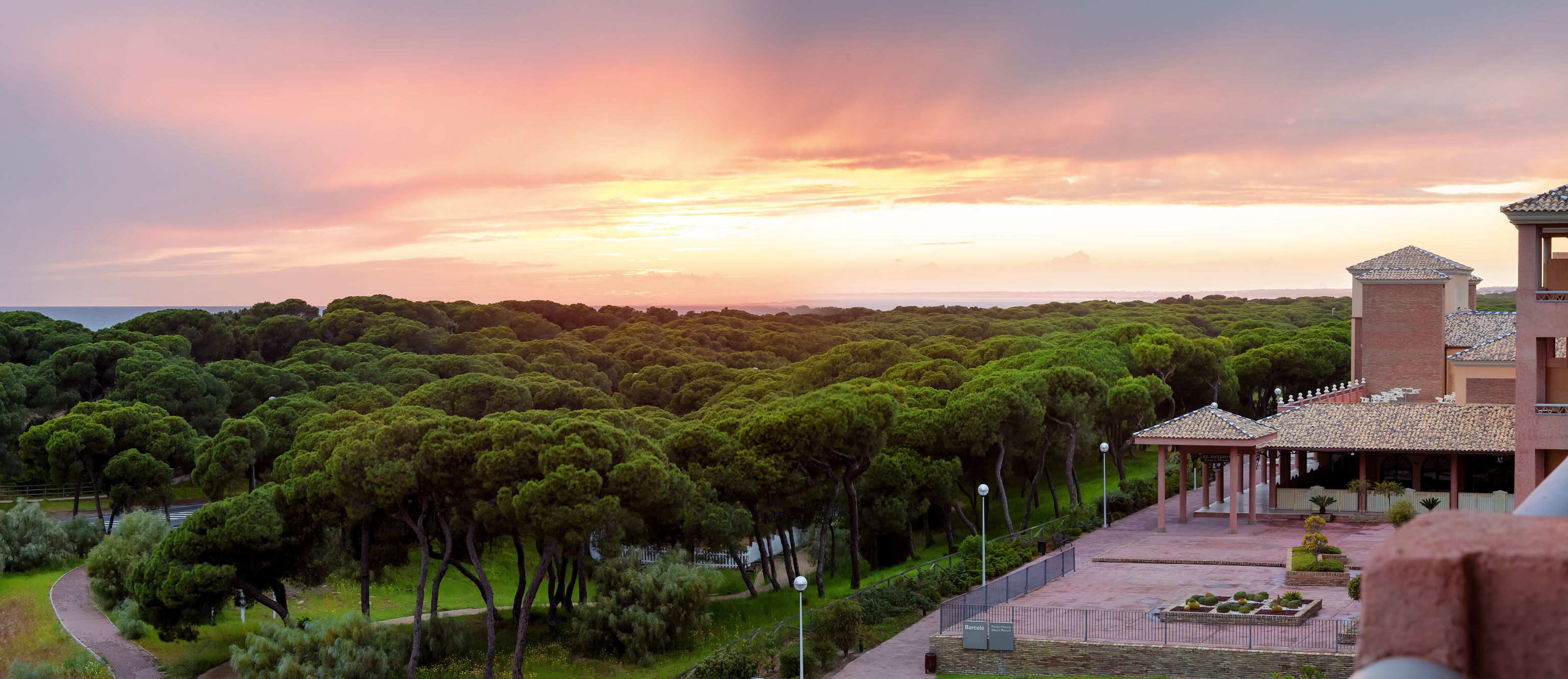 El atardecer se disfruta rodeado de naturaleza.