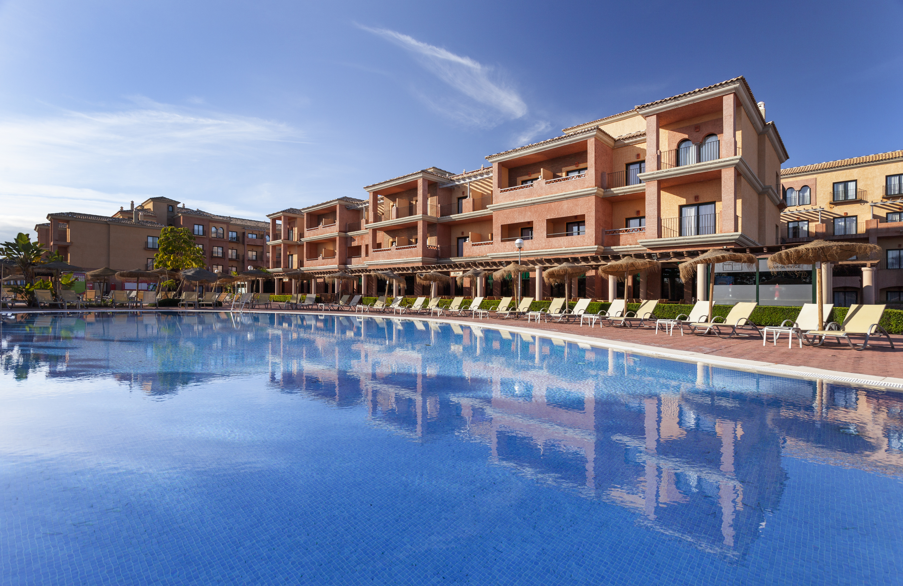 Hay múltiples piscinas en el resort.
