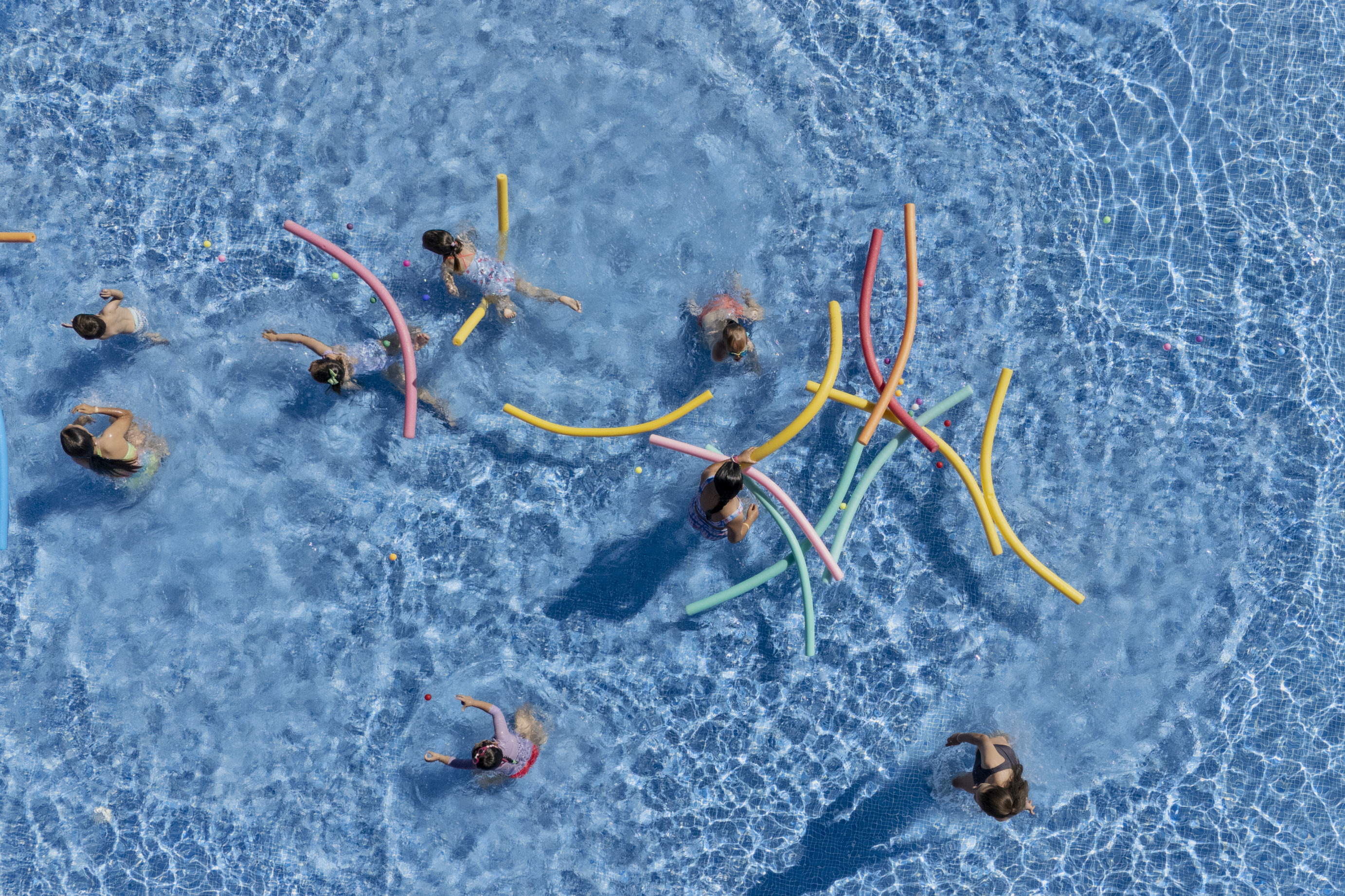 Actividades infantiles en la piscina.