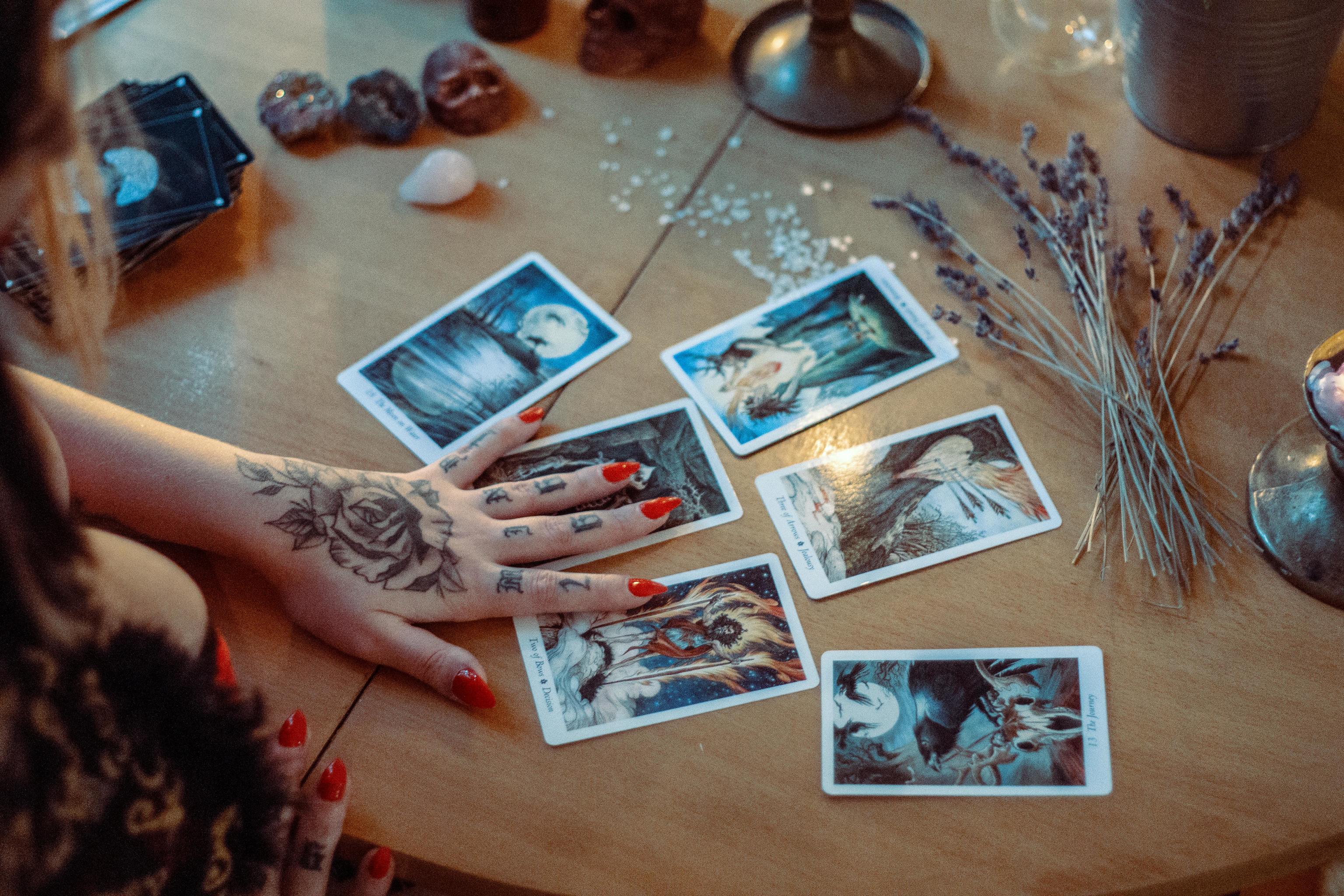Cenar mientras te leen el tarot: así es la coctelería de Barcelona que