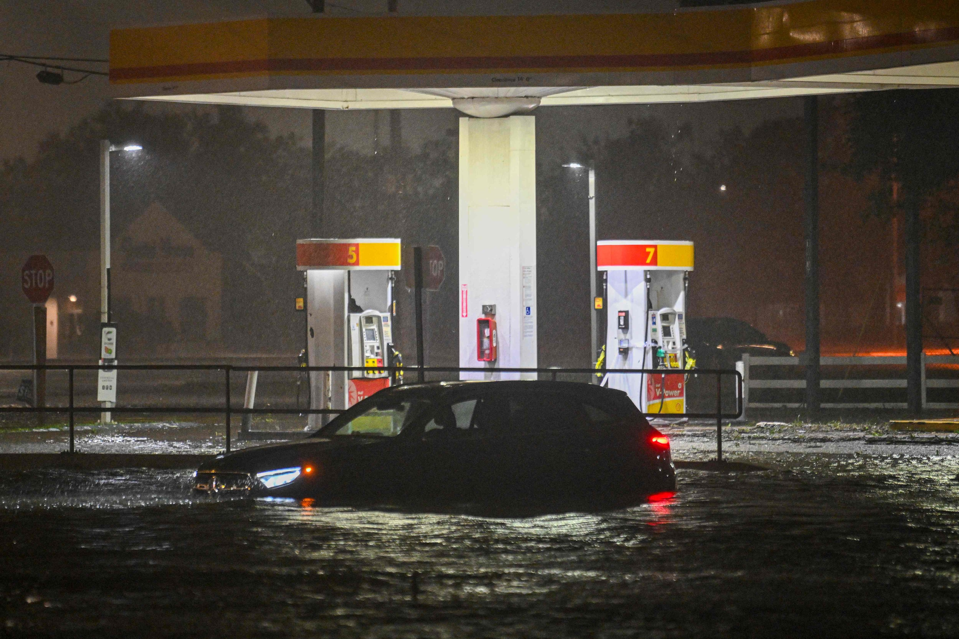 Un vehículo queda varado en una calle inundada tras el paso del huracán ...
