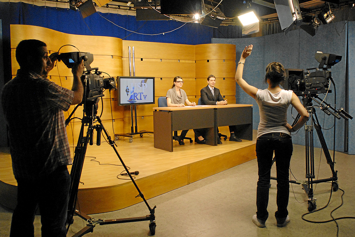 Una clase de televisión en los antiguos estudios de la Universidad CEU San Pablo.
