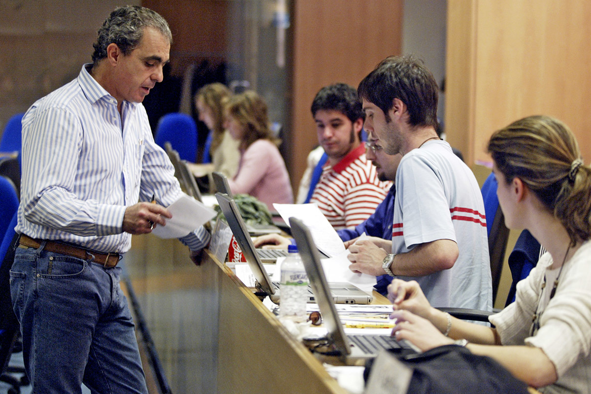 Rafael Moyano, actual director del Máster en Periodismo, con alumnos de la V edición.