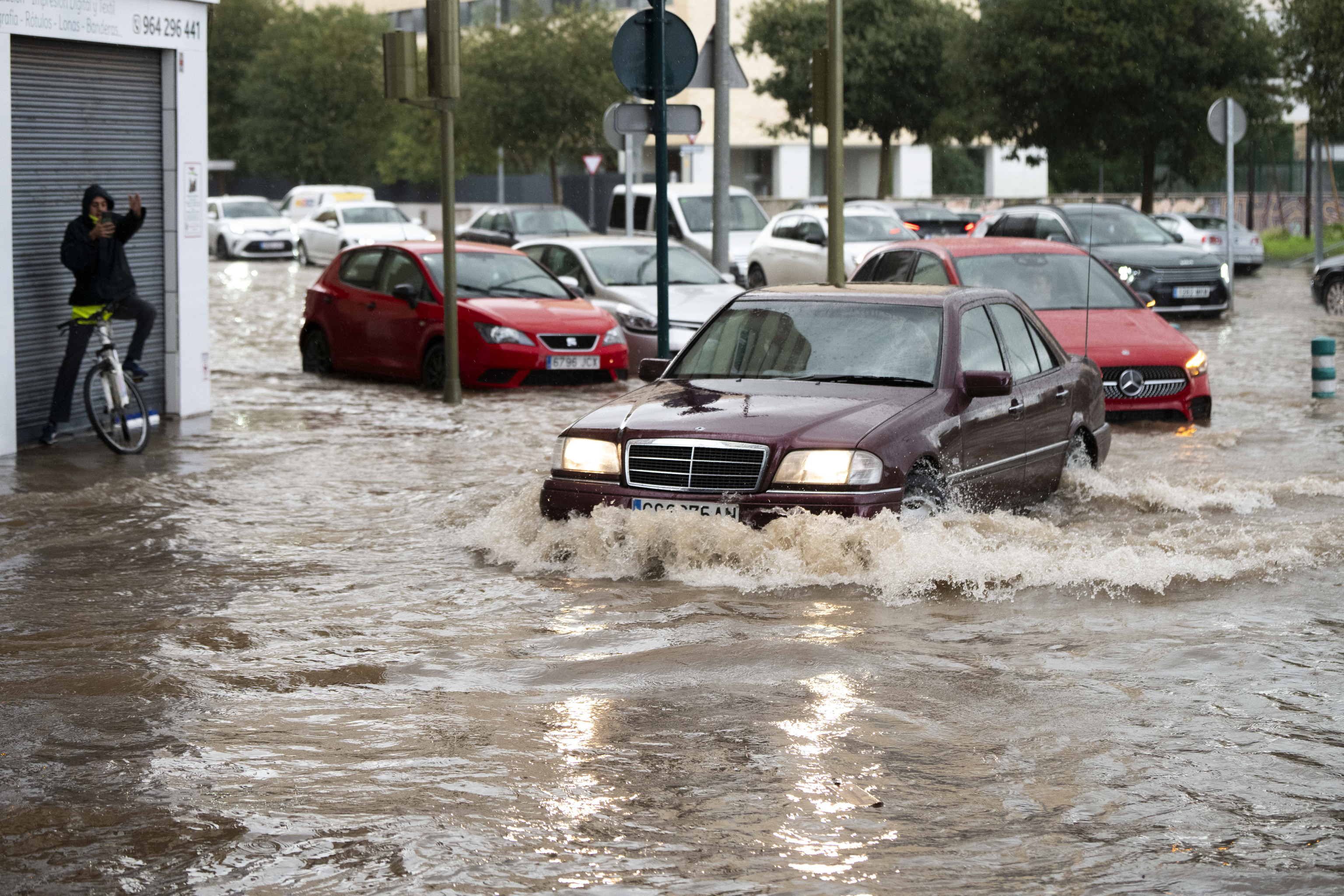 Una calle inundada en Castellón este jueves. - Foto 40 de 97
