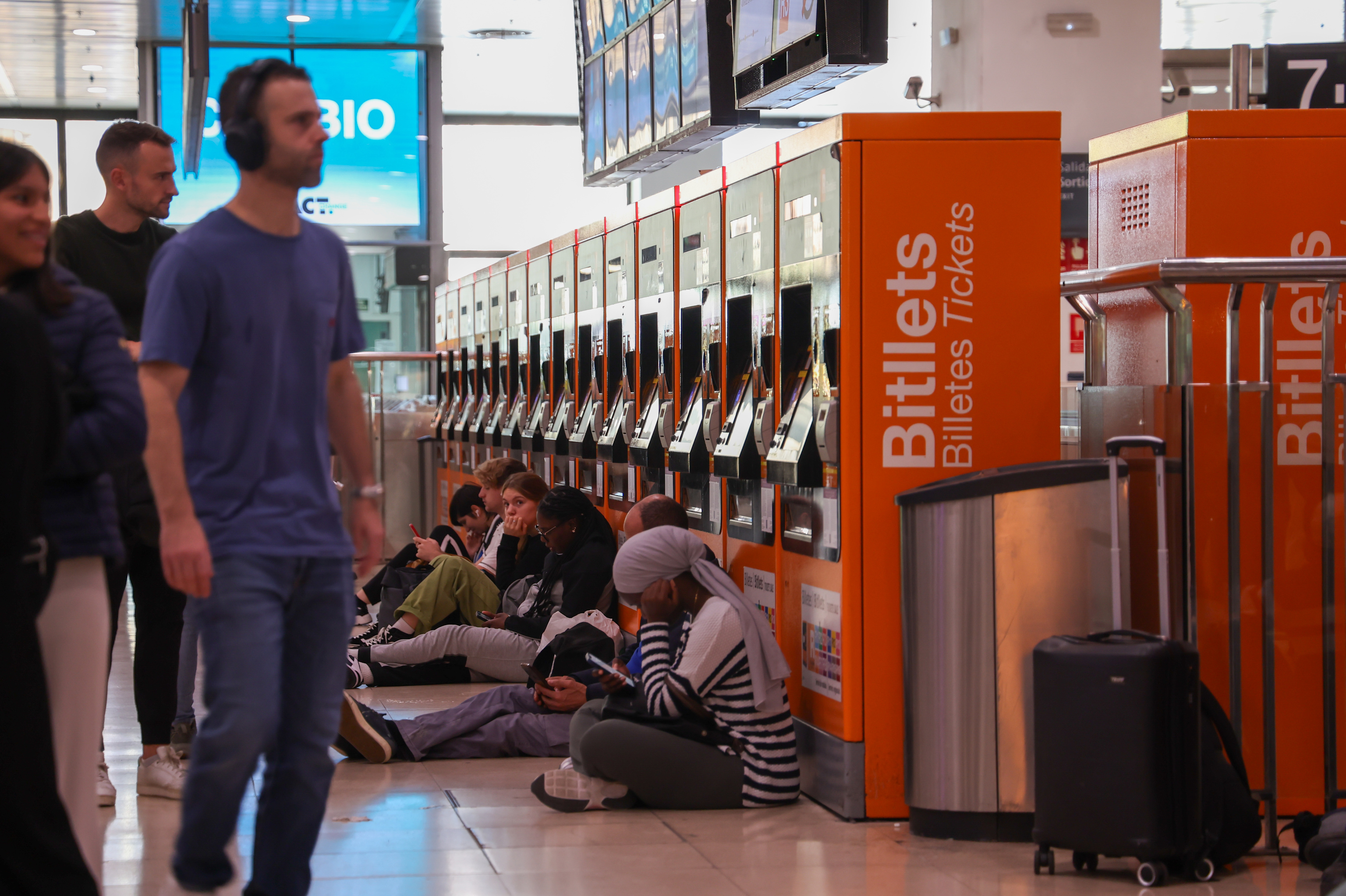 Barselona ve Tarragona'daki şiddetli yağmurlar Rodalies'in askıya alınmasına, El Prat'ta uçuşların iptal edilmesine ve otoyolların bazı bölümlerinin sular altında kalmasına neden oldu