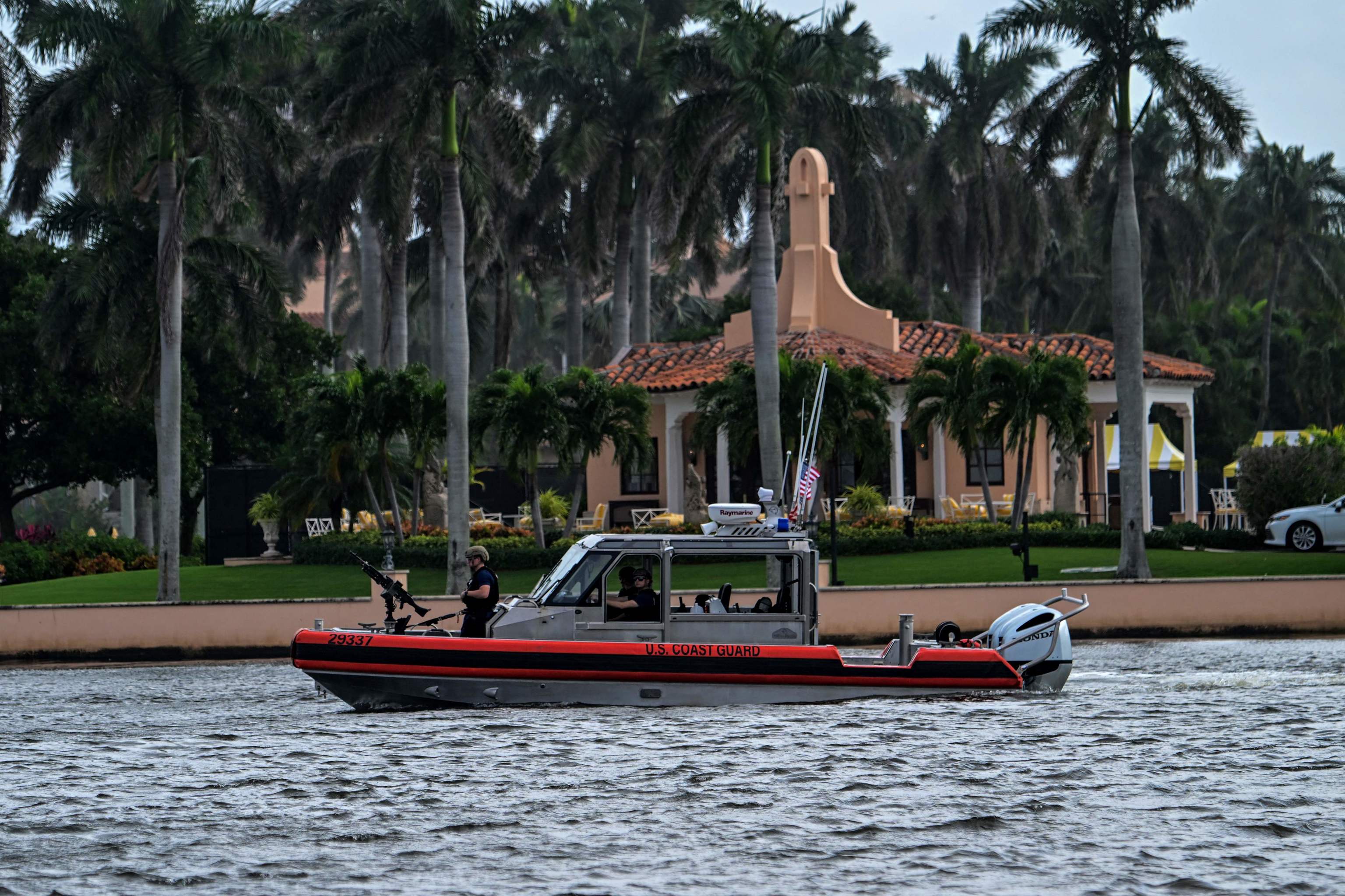 La Guardia Costera de EEUU patrulla cerca de Mar-a-Lago, donde pasa el día Trump.