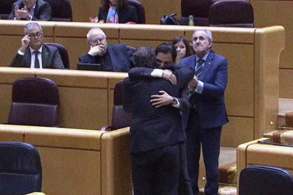 Los senadores de PP y PSOE que se dieron el abrazo imposible: "No está ...