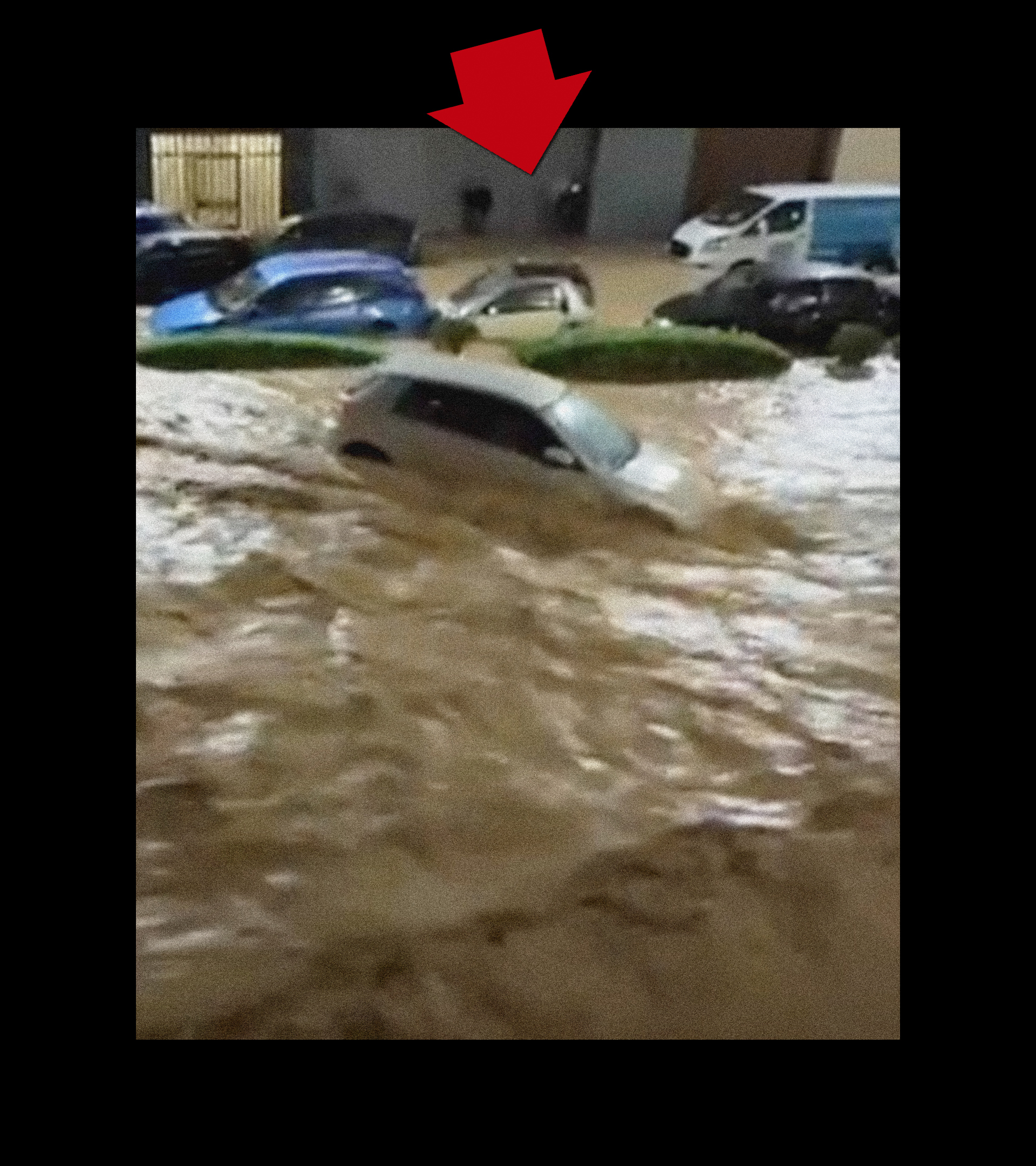A punto de ser arrastrados por la corriente, el ahora acusado dedicó la noche de la riada a salvar a sus vecinos.