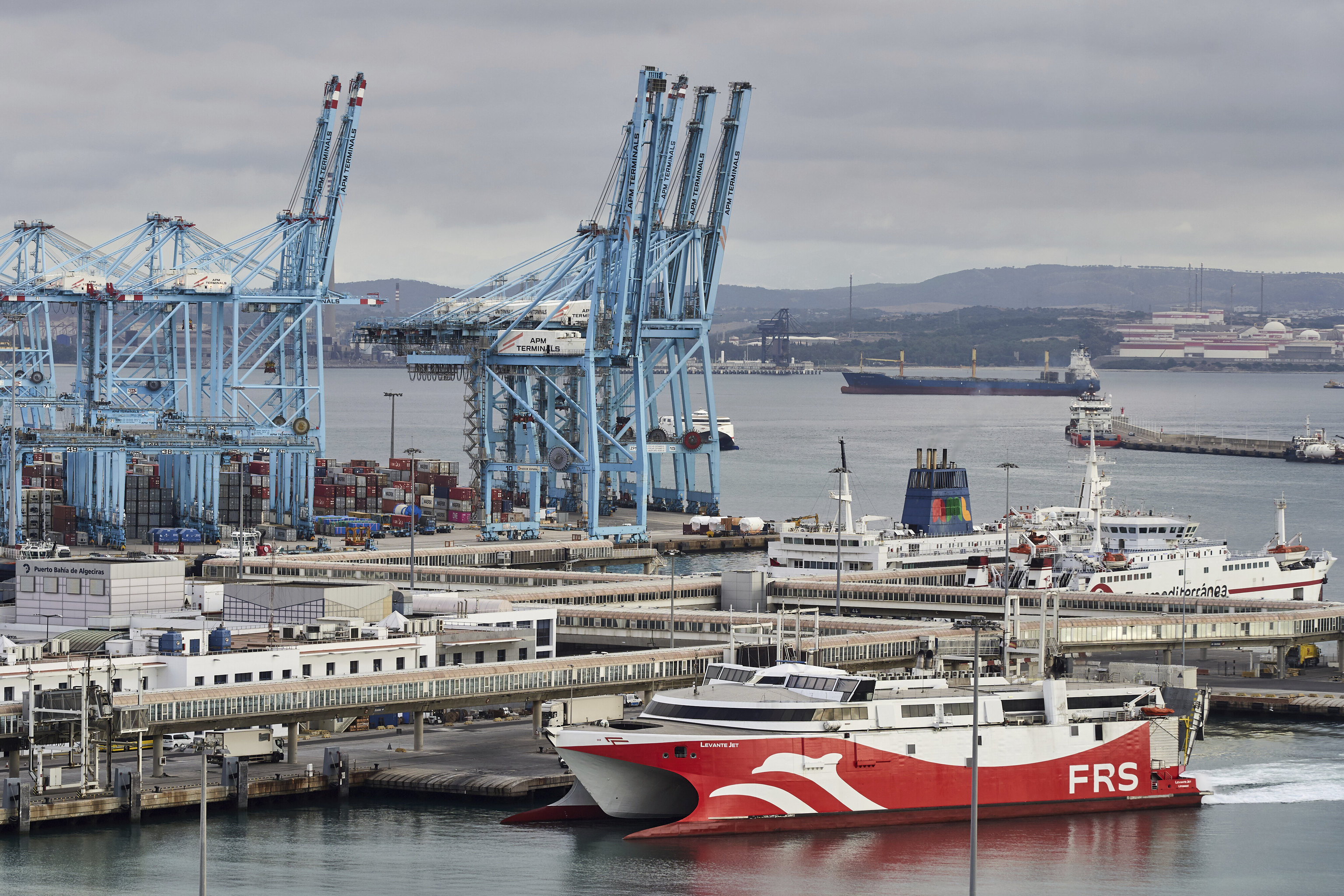 APM Terminals y la Autoridad Portuaria de la Bahía de Algeciras trabajan para controlar un vertido de 22.000 litros de aceite de Palma provocado por un incidente en las labores de descarga de un contenedor