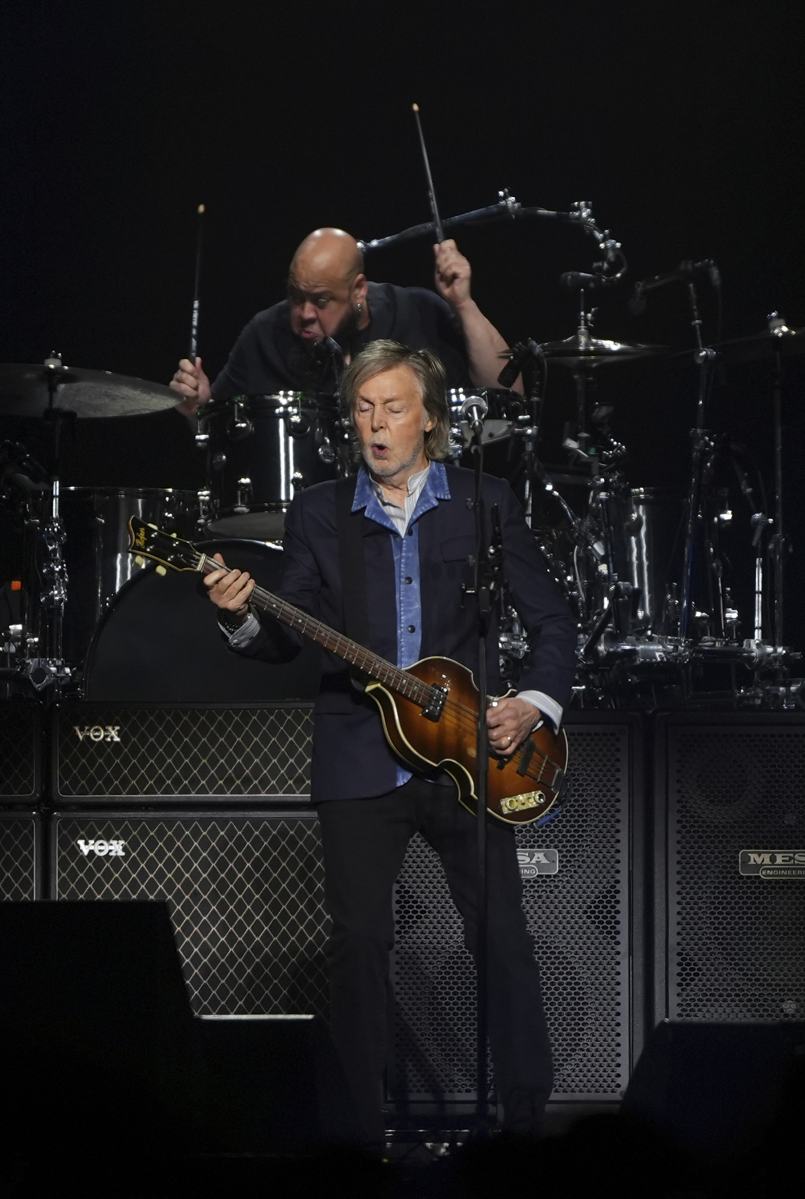 Paul McCartney Madrid'de Beatles'ın mirasını veda aromasıyla dev bir konserle kutluyor