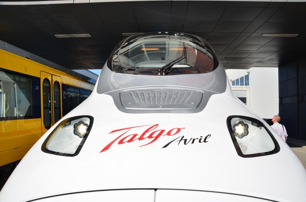 Renfe suspende por una avería informática de Talgo  la circulación de los trenes Avril que unen Madrid con Galicia y Asturias