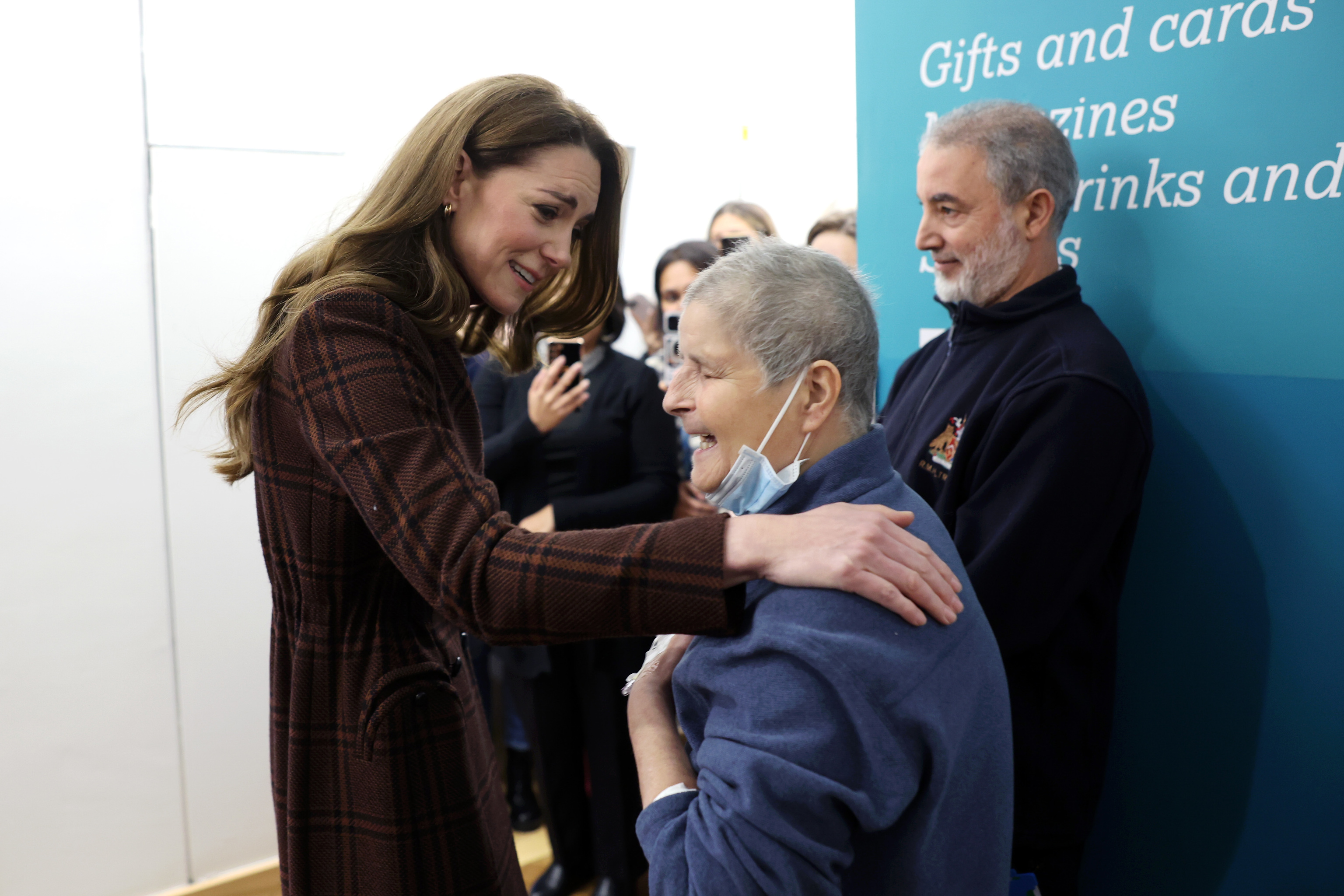 Kate Middleton saluda a una paciente de la cl�nica de Londres