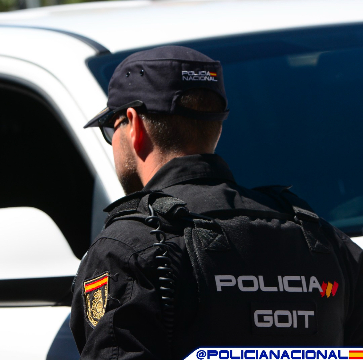 La Policía evita que un agresor caiga al vacío cuando intentaba huir por una ventana tras atacar a su pareja en Alcorcón