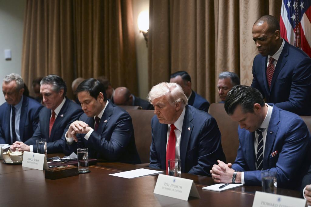 Trump anuncia aranceles del 25% a los productos europeos y aplaza al 2 de abril los del 25 % a México y Canadá