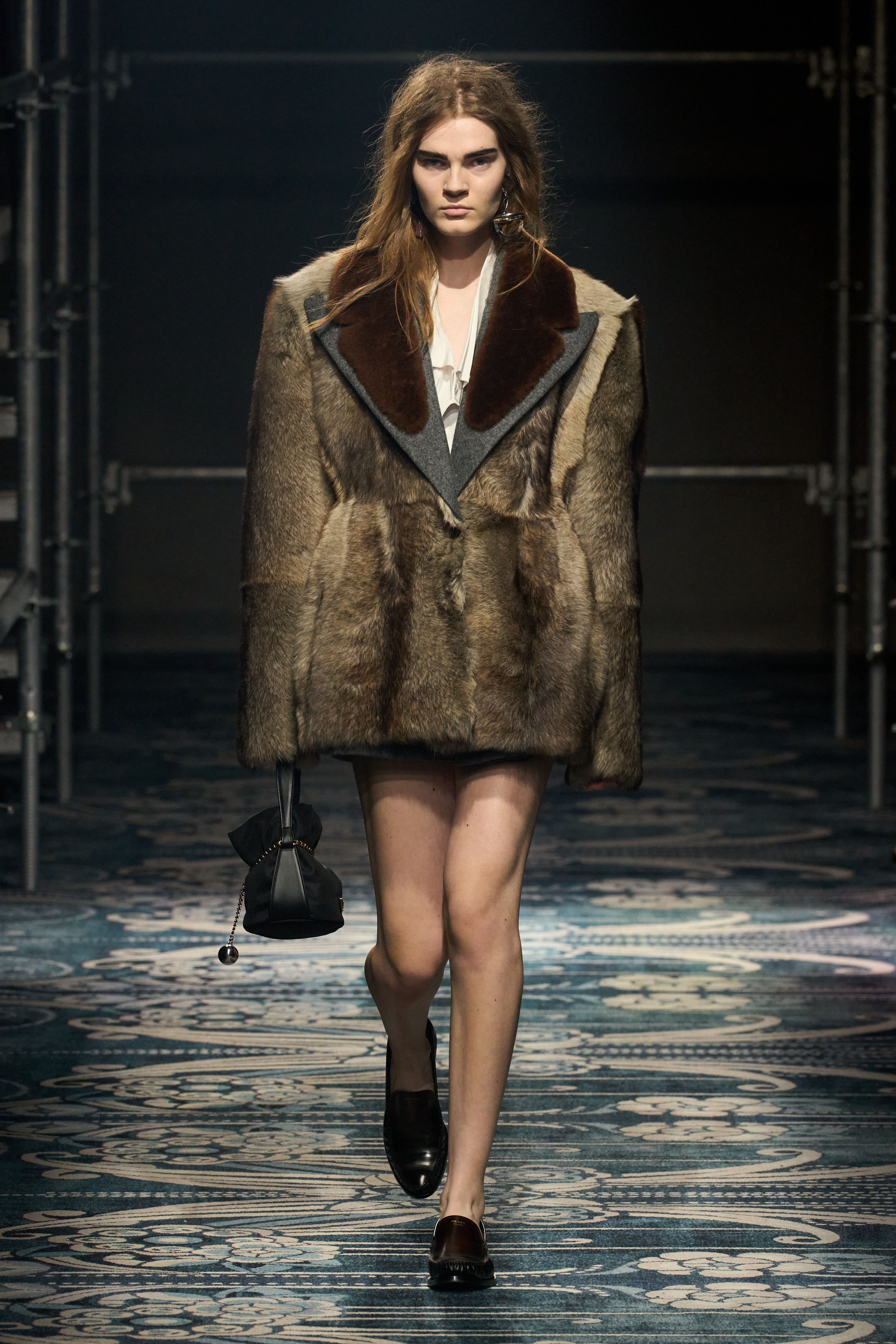 En el próximo otoño-invierno de Prada, el 'shearling' escala por abrigos y chaquetas.