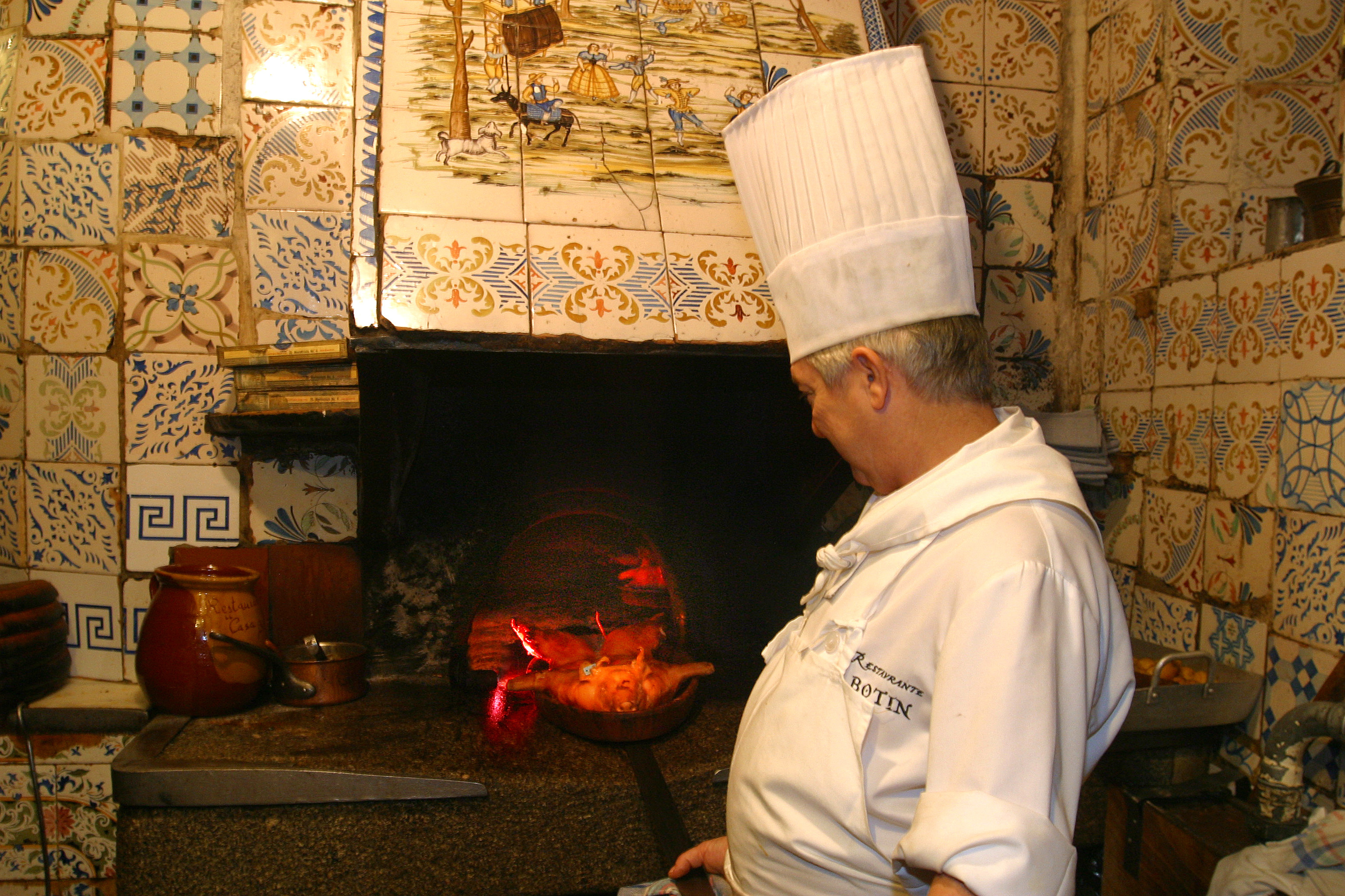 El horno original de 1725 en el que aún hacen el cochinillo.