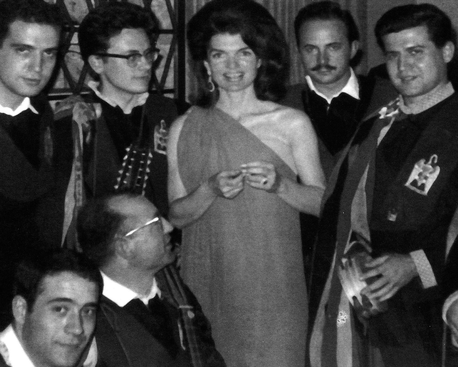 Jackie Kennedy en el restaurante junto a la Tuna.
