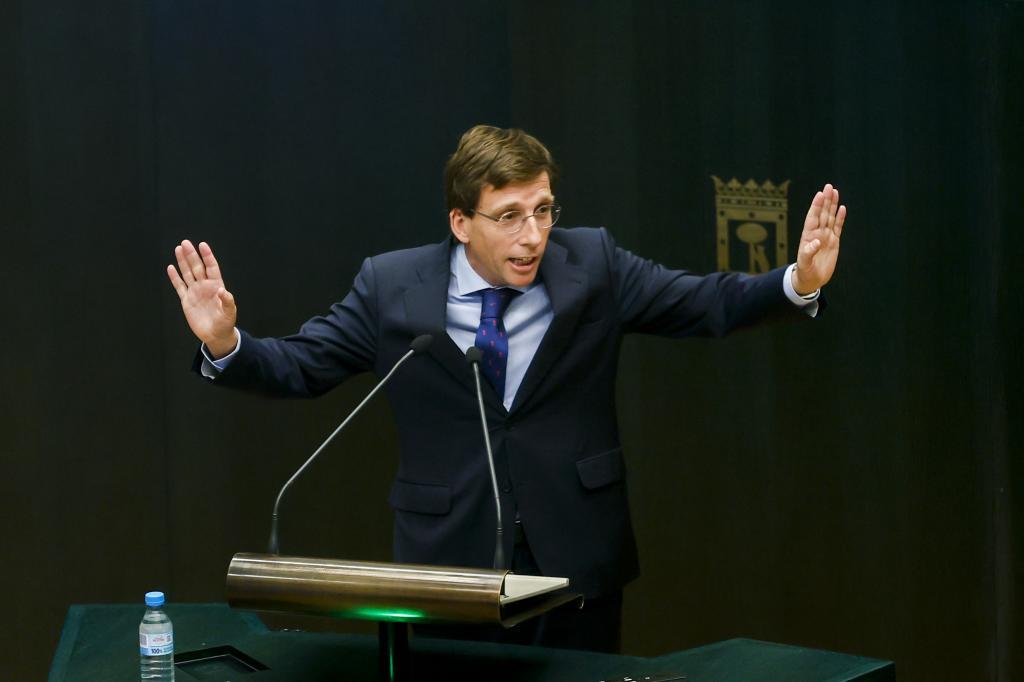 La muerte de Maricarmen marca un bronco Pleno exprés en el que Almeida aprueba un plan para transformar oficinas y espacios de hospedaje en 18.000 pisos protegidos: "Les encontraremos..."