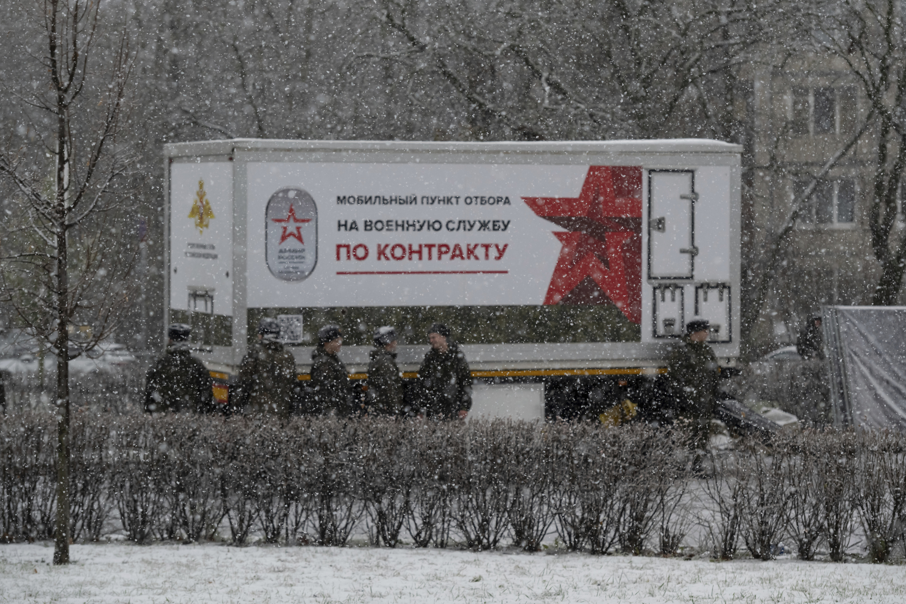 ¿Cuánto ganan los soldados rusos en Ucrania? Los sueldos récord con los que Moscú convence a 100 hombres al día para alistarse