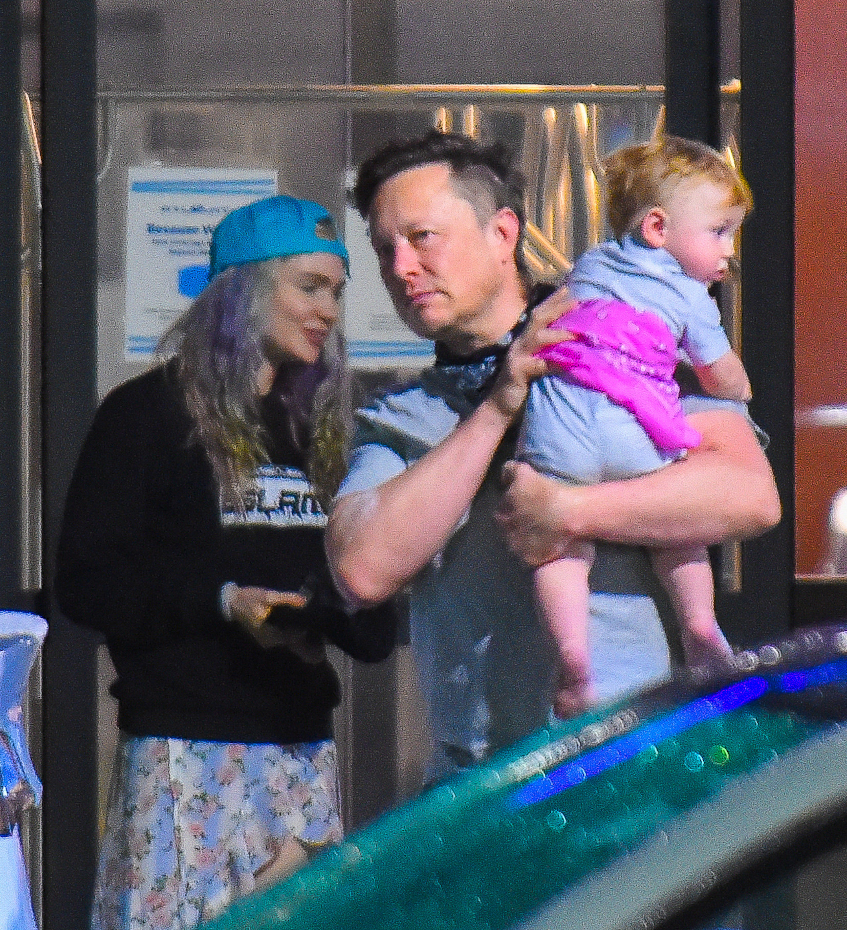 Los tratos a los que llega la mano derecha de Elon Musk con las madres ...