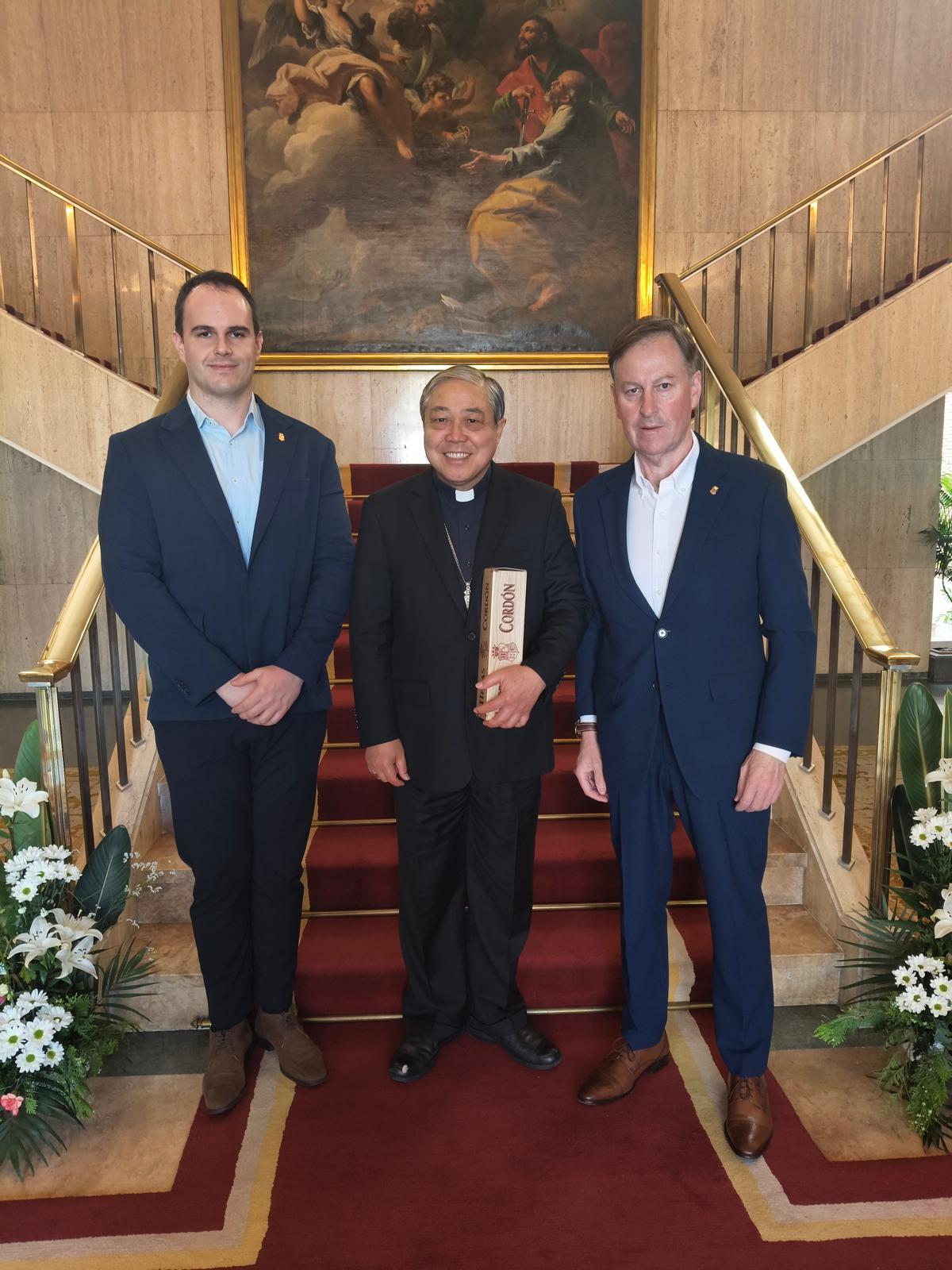 José Luis Heras Cordón con su hijo y el nuncio apostólico ante la Unión Europea, Bernardito Auza, a quien presentaron sus condolencias por la muerte de Francisco.