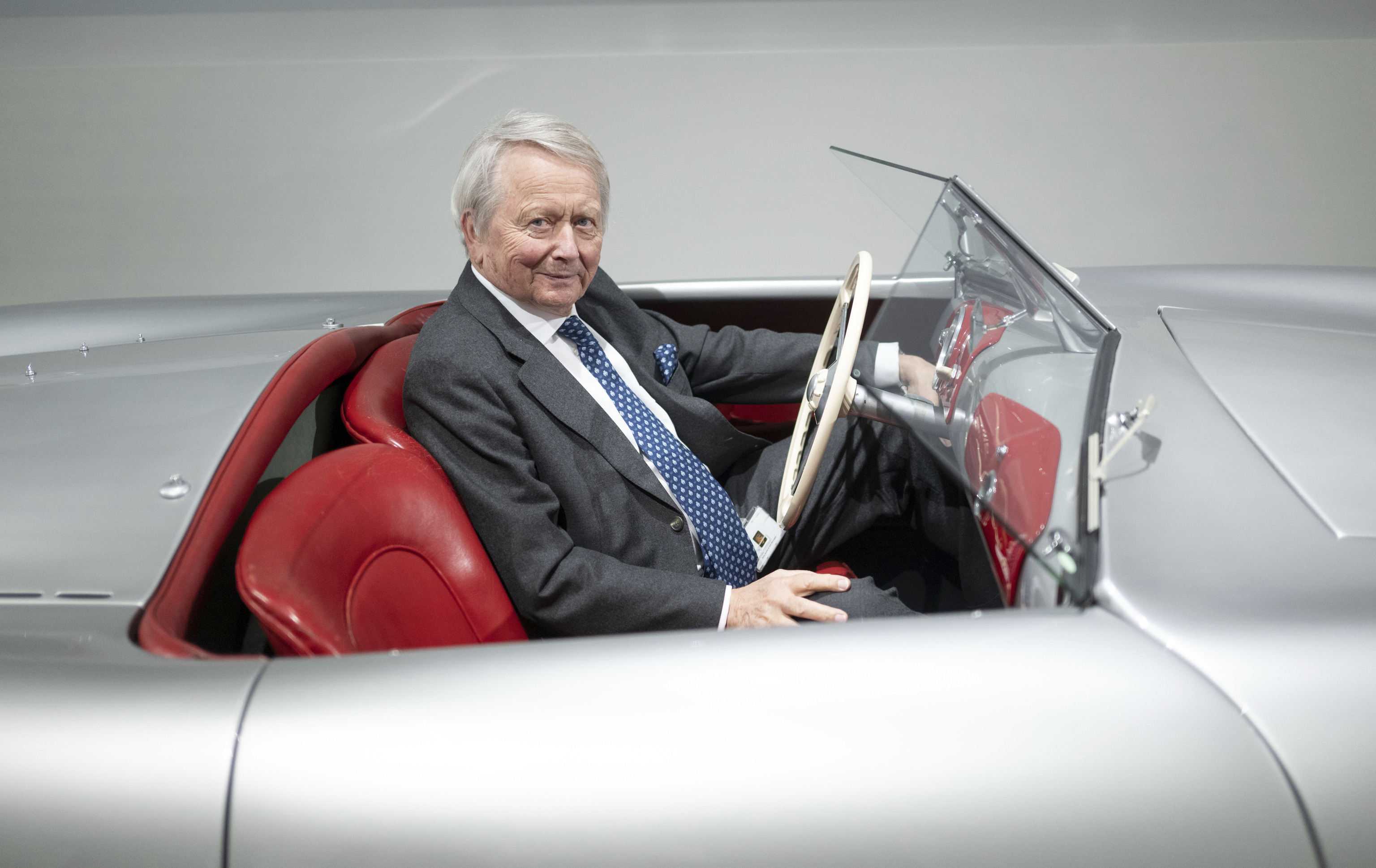 Wolfgang Porsche posa con uno de sus coches en el Museo de Porsche de Stuttgart (Alemania) en marzo de 2023