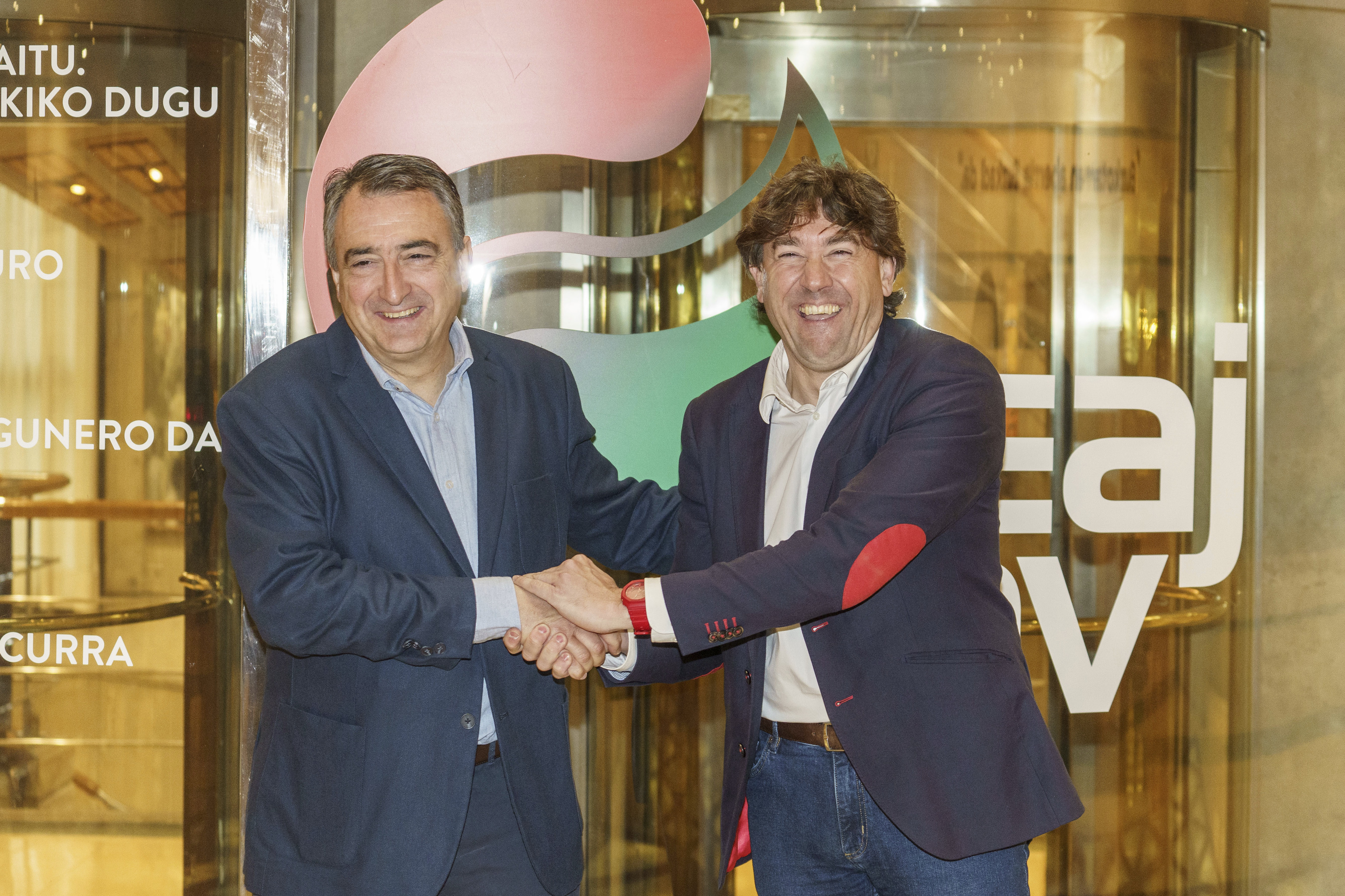 El Mundial de 2030 distancia aún más a Esteban y a Andueza que siguen sin llamarse 23 días después del 'meme' del piscinazo