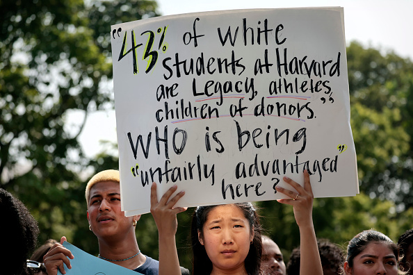Los estudiantes de Harvard en una protesta por el fallo de la Corte Suprema contra la acción afirmativa.