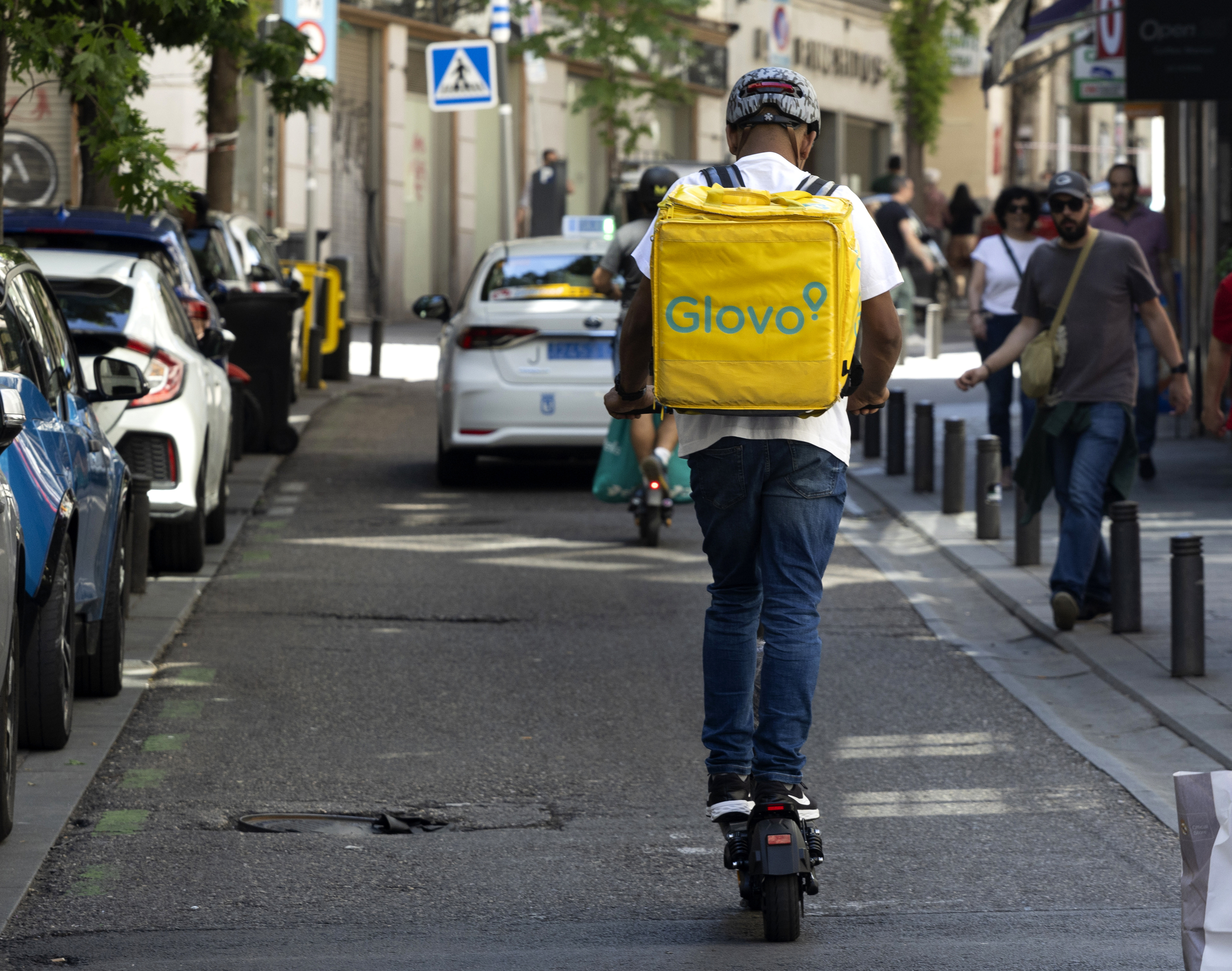 El Gobierno fija en 15 años la edad mínima para el patinete eléctrico y multas de 200 euros para los 'riders' que no lleven casco o chaleco reflectante