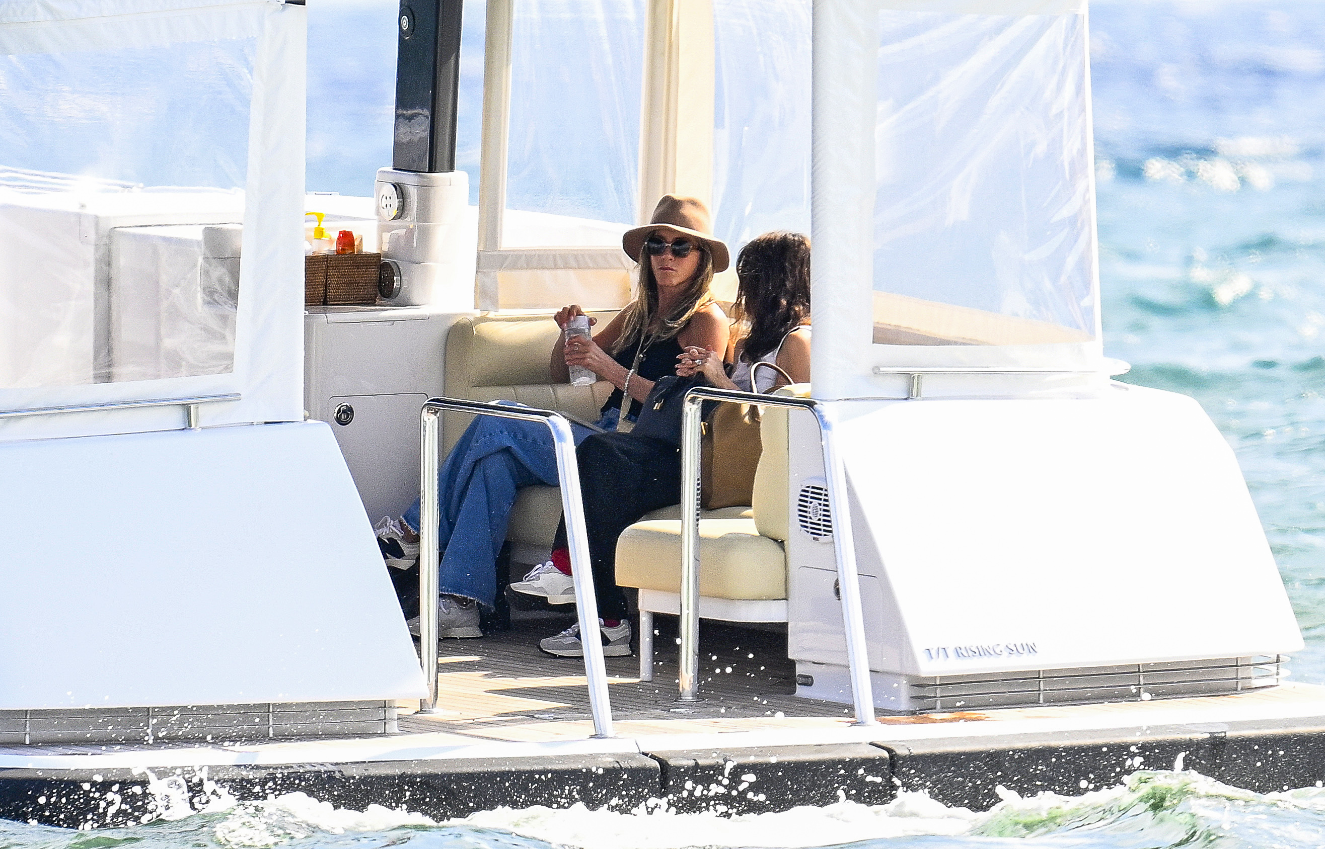 Friends en Mallorca: Jennifer Aniston y Courteney Cox navegan en un megayate junto al actor Pedro Pascal
